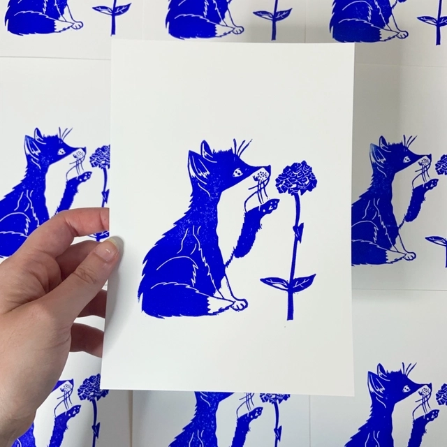 Un petit renard qui prend soin de sa fleur comme dans le petit prince
-Format A5
-Réédition 2024 numérotée sur 50 exemplaires
-Papier extraweiss sans acide 170 gr/m2
-Impression avec une encre bleue outremer
-Numérotée et signée manuellement sur l’avant
-Titrée et datée au dos
-Chaque estampe est unique, il peut y avoir des variations avec la photo : cela fait la beauté de la linogravure.
--
Le cadre n'est pas fourni