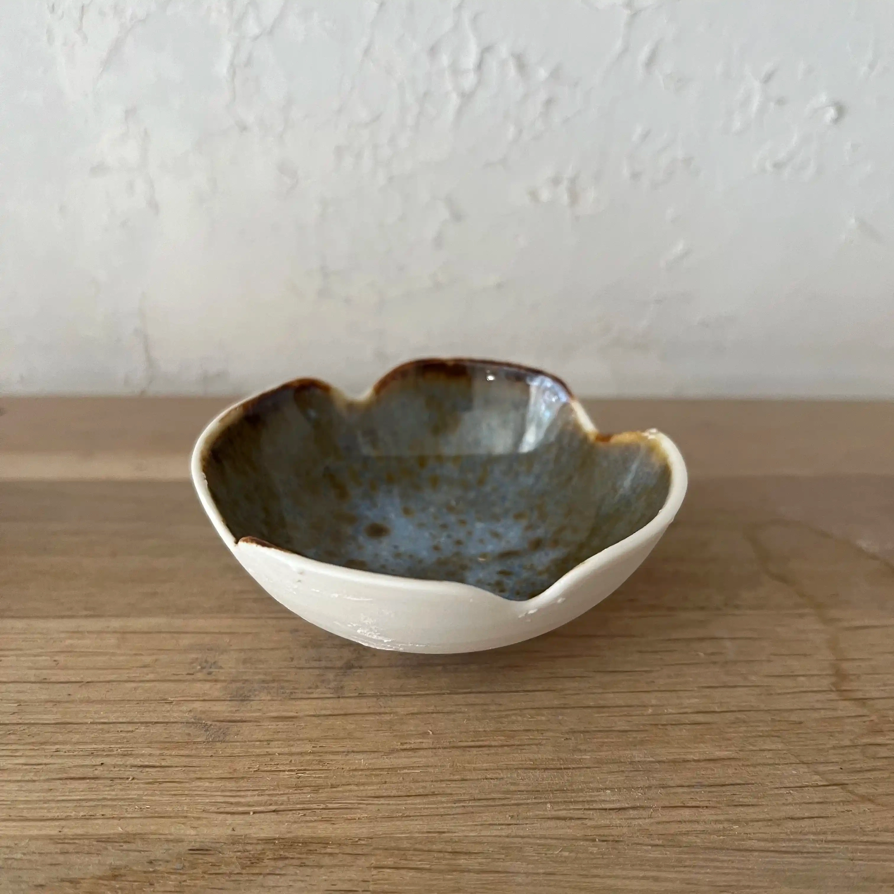 Petite coupelle fleur décorative en porcelaine emaillée