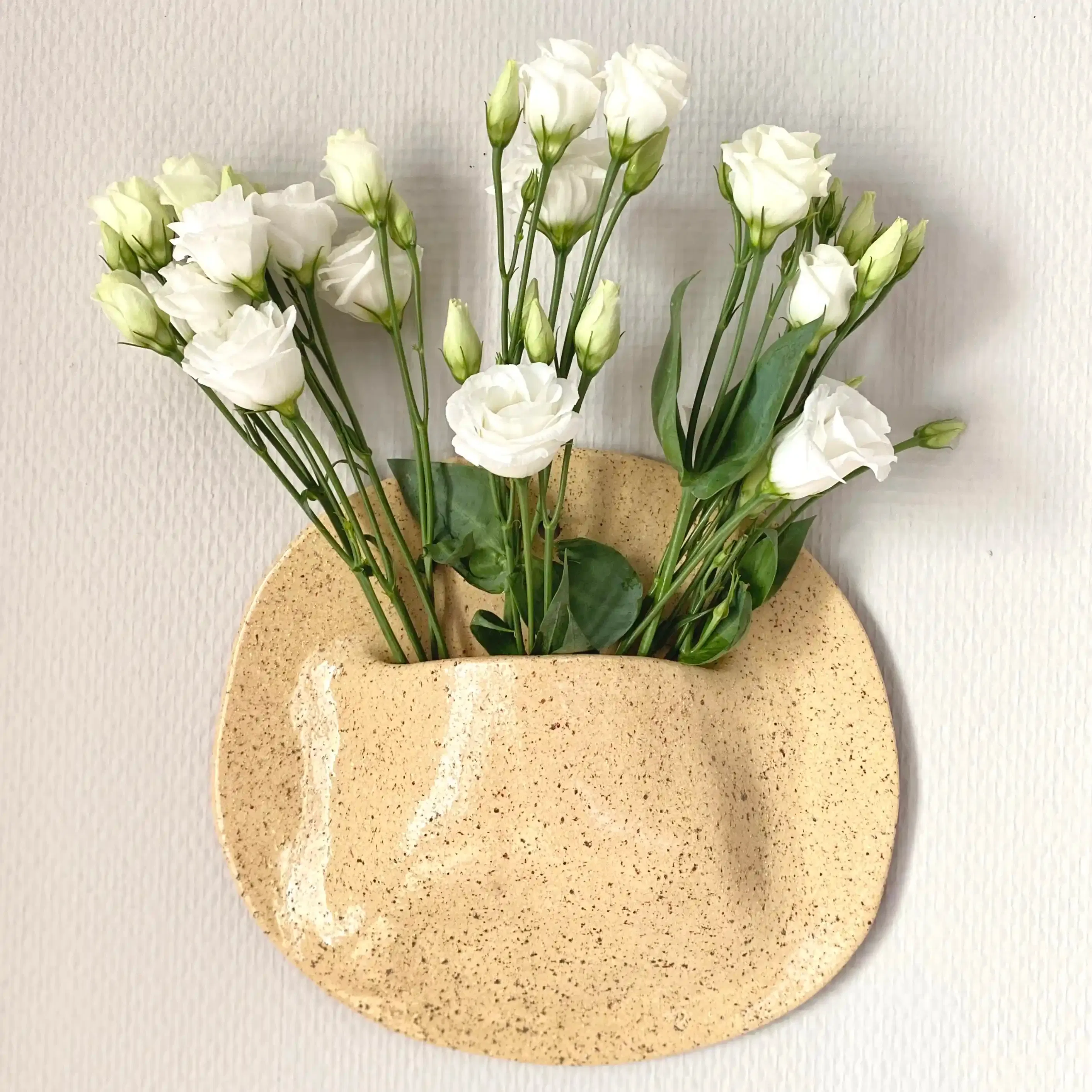 Vase mural en faience, fabriqué à la main à Paris. Émaille jaune foncé avec grains. Environ 21x24x4 cm. Dispo sur commande dans la couleur de votre choix. CAP Céramique Artisanale Parisienne.