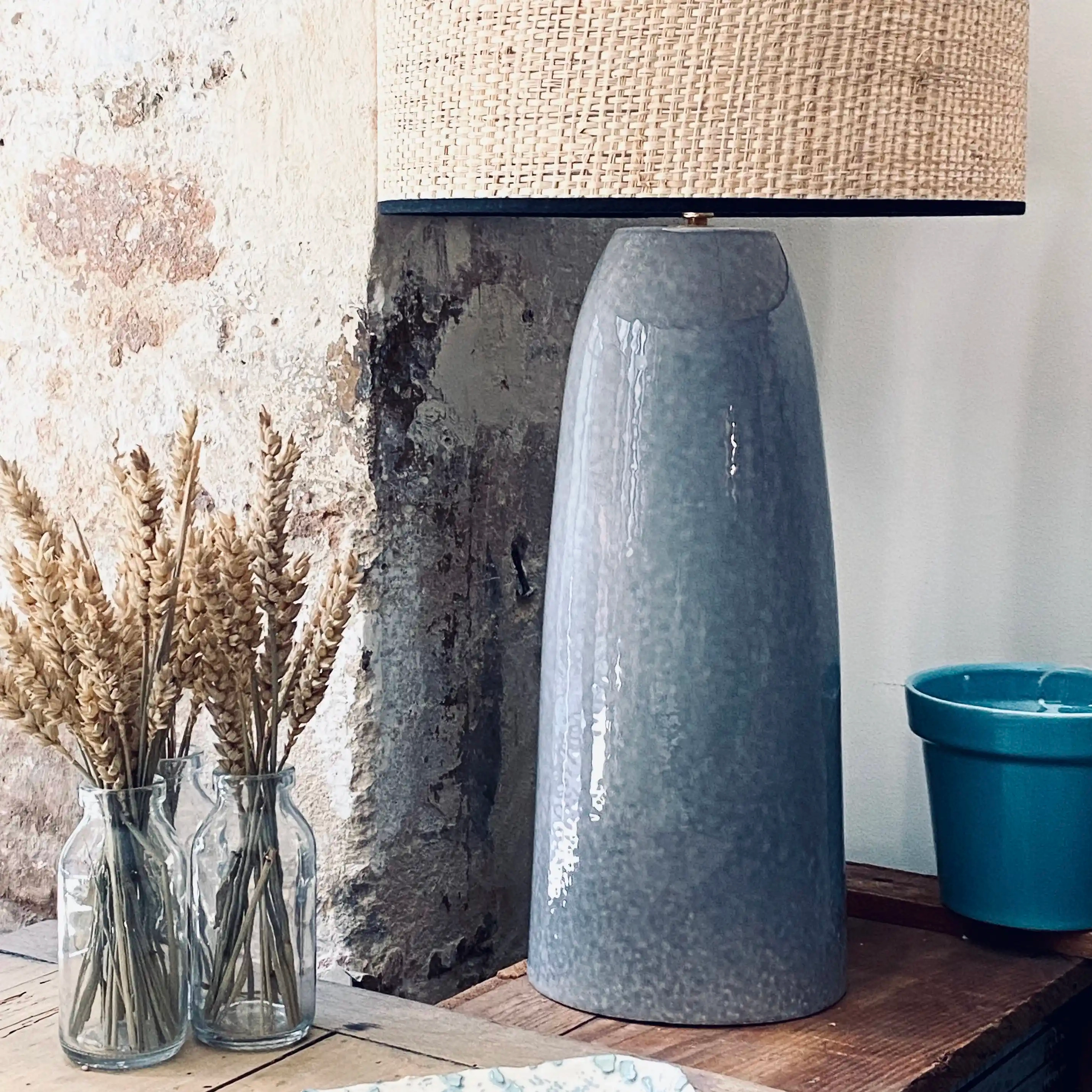 Céramique artisanale fabriquée à Paris. Abat-jour en raphia naturel