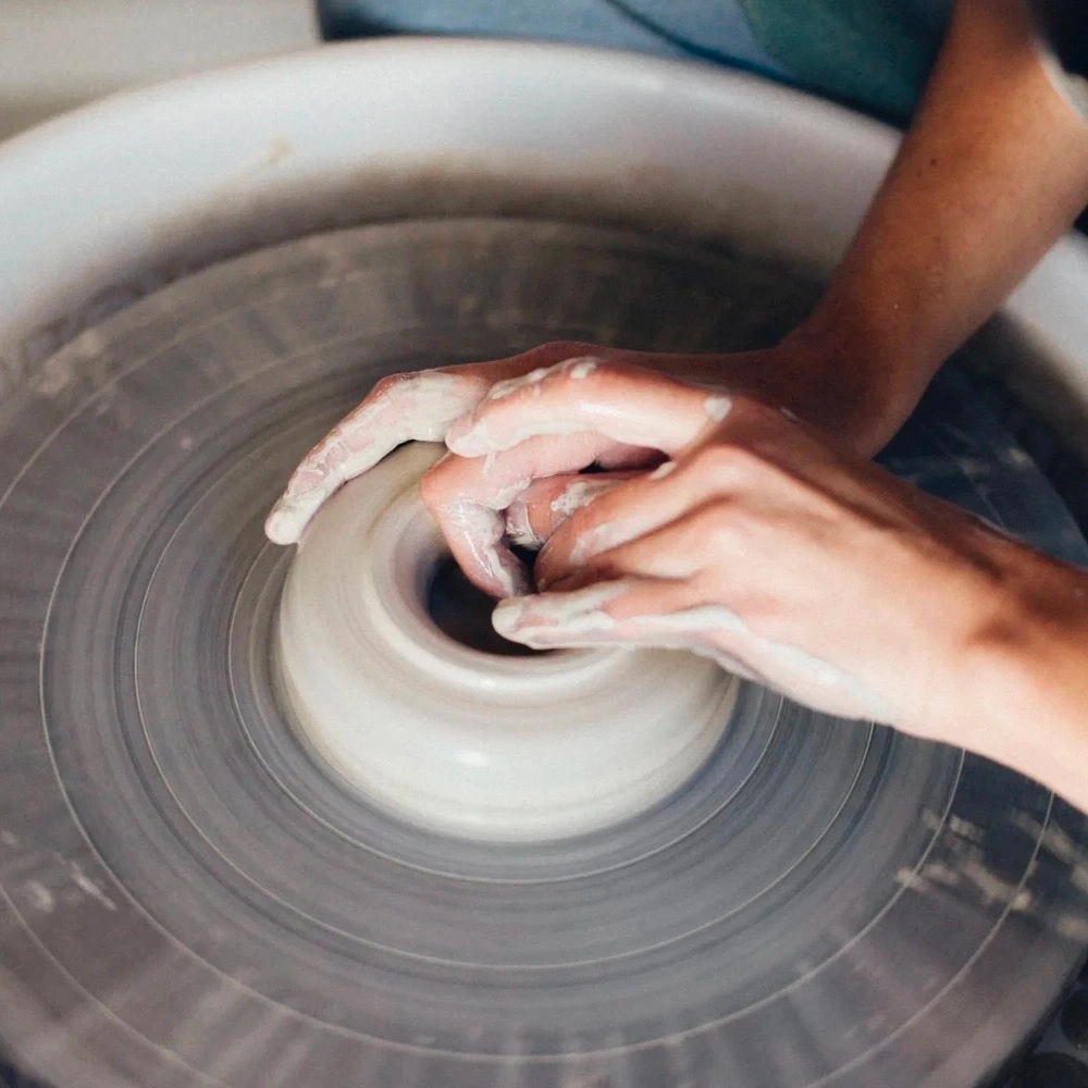 Cours au trimestre de tournage céramique