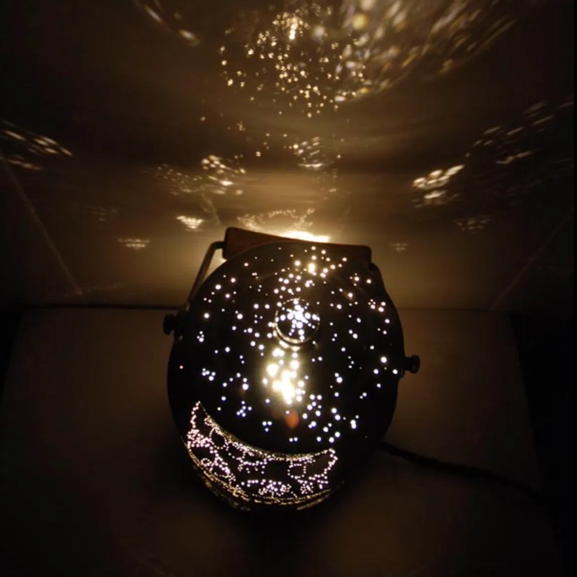 Lampe Etoile du Berger. Pot à lait atypique servant à compter les moutons sauteurs sous les étoiles qui éclairent telle une veilleuse aux lumières subtiles et ludiques.