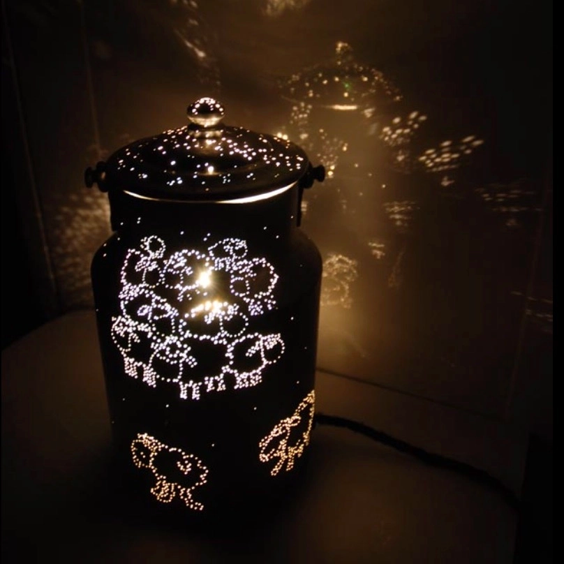 Lampe Etoile du Berger. Pot à lait atypique servant à compter les moutons sauteurs sous les étoiles qui éclairent telle une veilleuse aux lumières subtiles et ludiques.