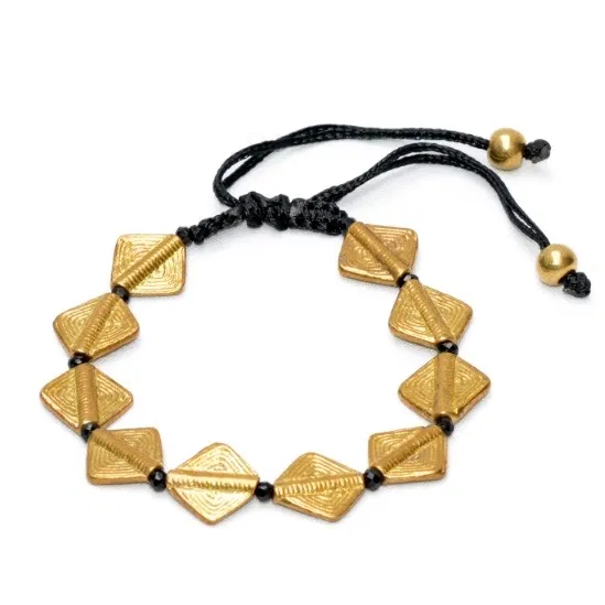 Joli bracelet en perles et piécettes en forme de losange, en laiton doré, de la jolie marque française Nataraj.
Il est ajustable grâce à ses deux petits cordons noirs.
Vous pouvez le porter avec les sautoirs de la collection Chikki ou Orissa, pour un joli look ethno-chic !