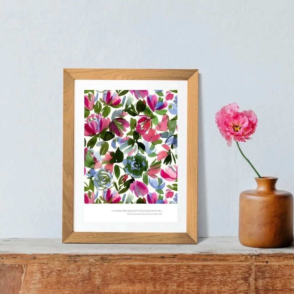 Illustration d’un motif inspiré des roses du Jardin, imprimée sur une beau papier Modigliani texturé 250g, au format A4, avec une citation de Pierre De Ronsard « Cueillez dès aujourd’hui les roses de la vie ».
Vendue non encadrée