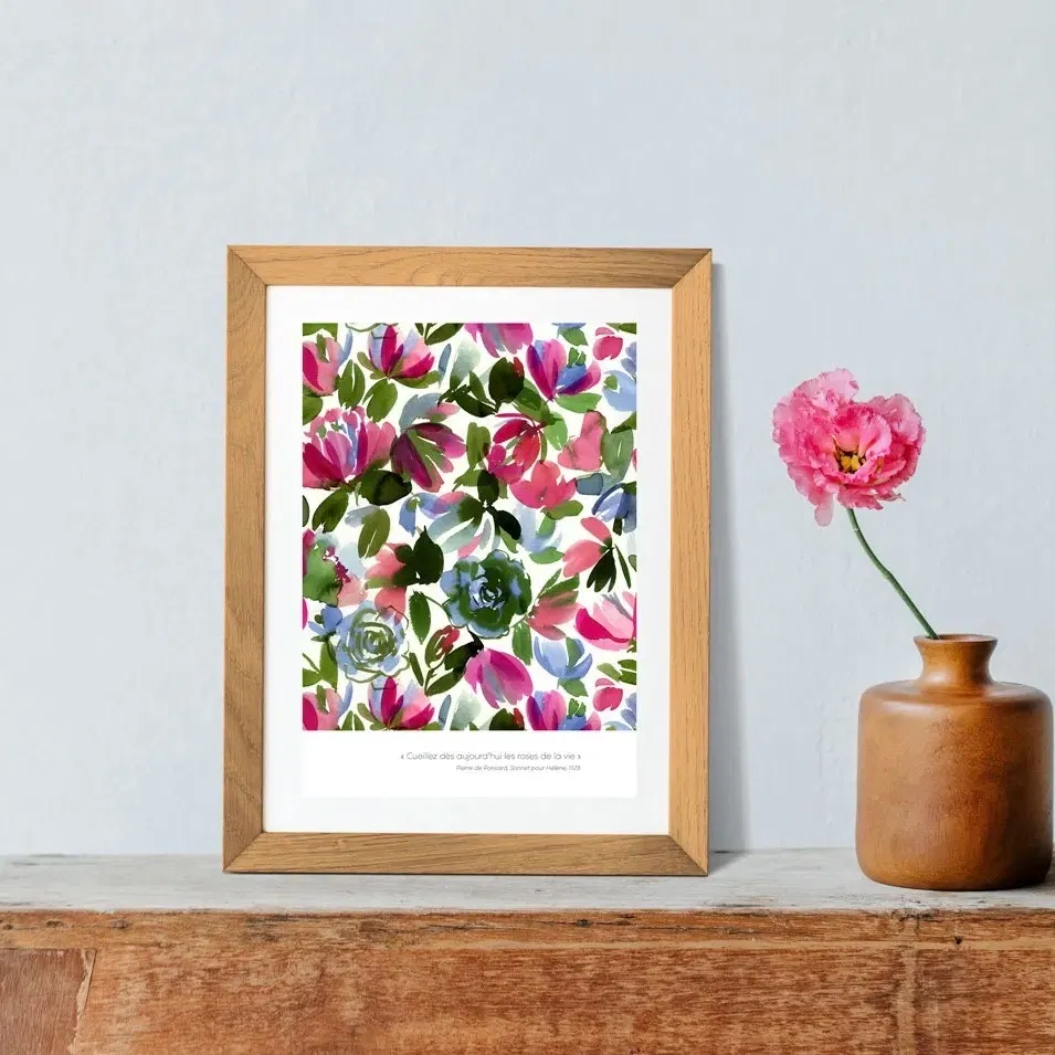 Illustration d’un motif inspiré des roses du Jardin, imprimée sur une beau papier Modigliani texturé 250g, au format A4, avec une citation de Pierre De Ronsard « Cueillez dès aujourd’hui les roses de la vie ».
Vendue non encadrée