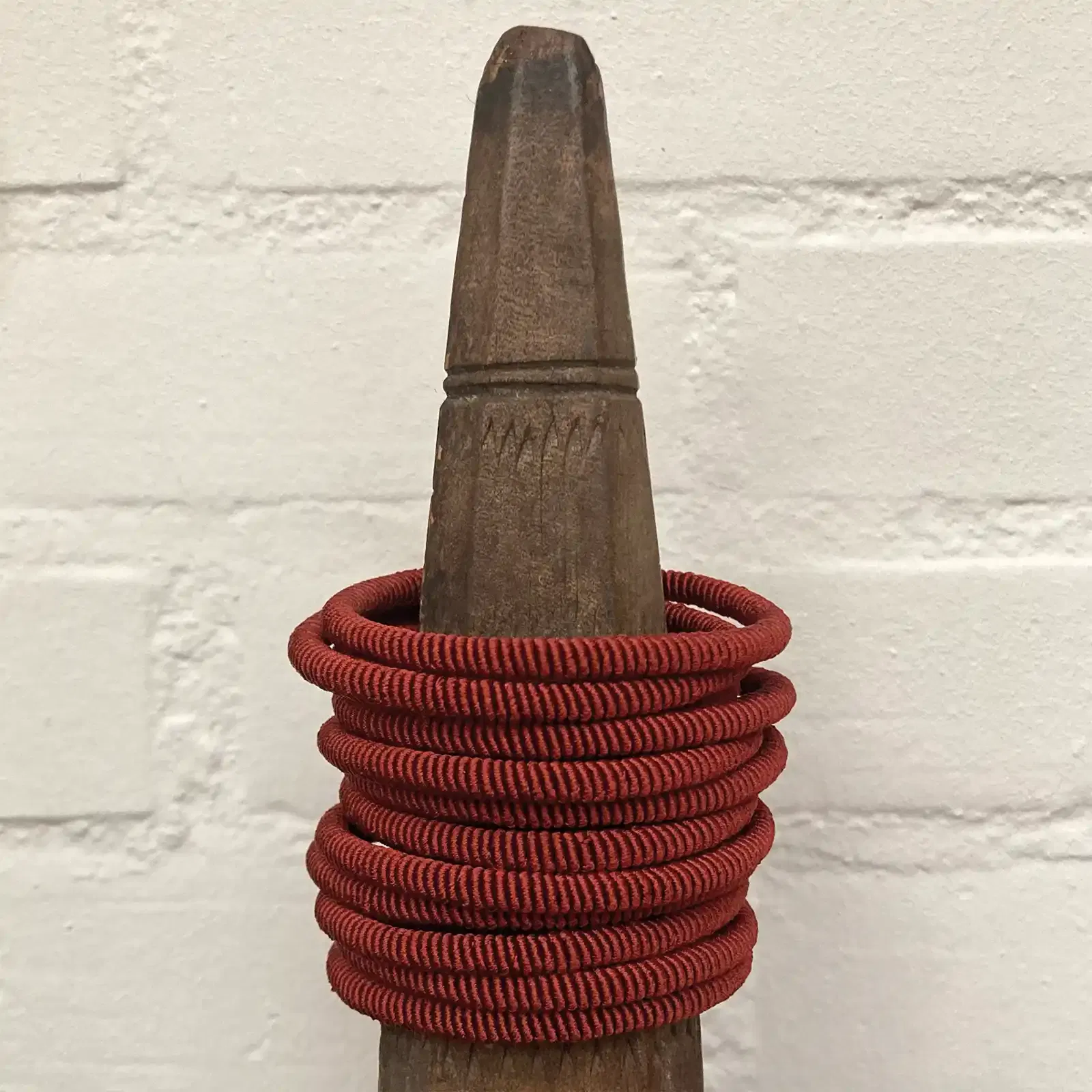 Les bracelets fil sont fabriqués dans un village de tisserands africains.
Chaque jonc est muni d’un fermoir.
A porter seul ou en accumulation.
Matière : Nylon
Couleurs : Petrole, Terracotta, Vert sapin
Dimensions :
Diamètre environ 6 cm
Taille unique