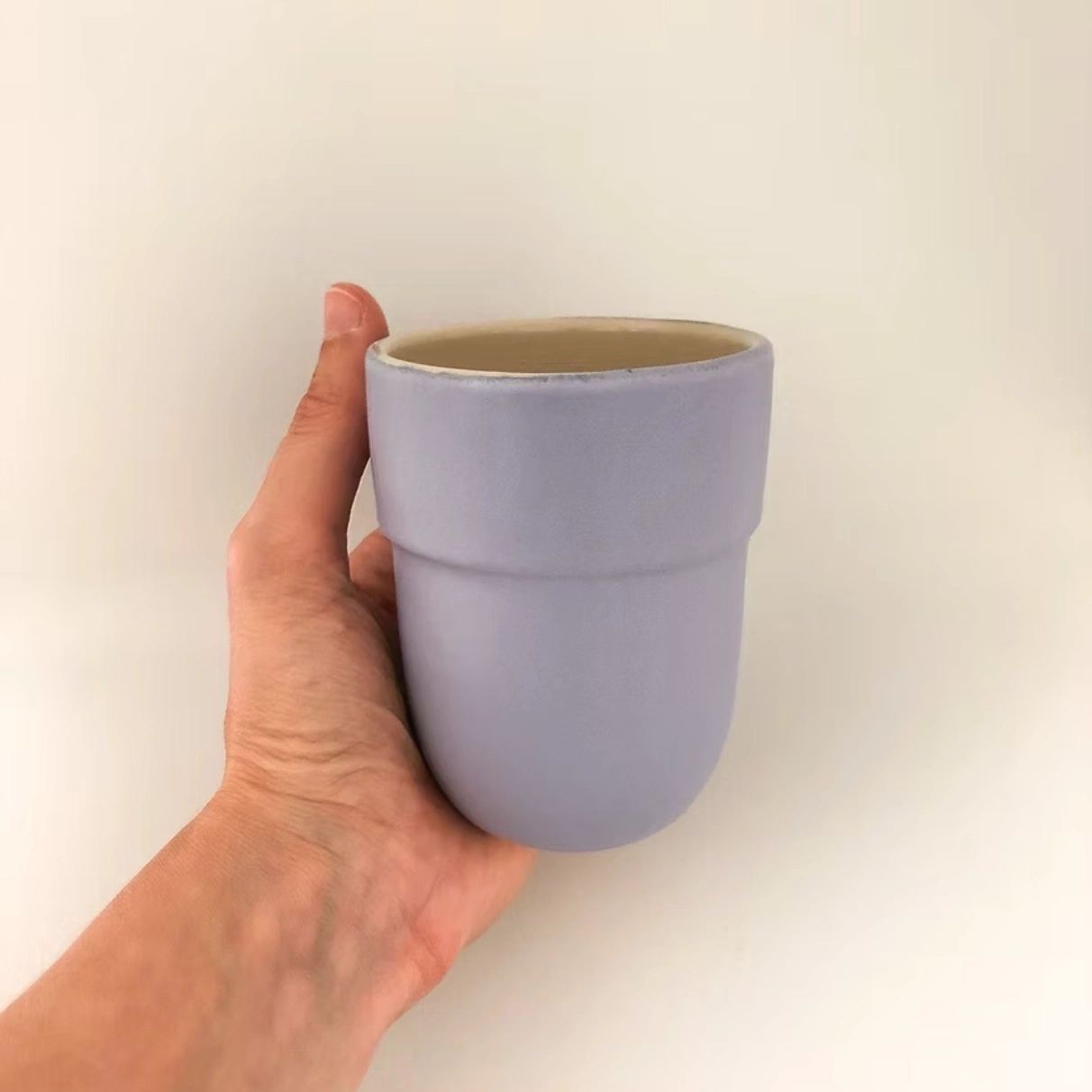 Le grand gobelet est une pièce en grès façonné à la main. Sa taille le rend idéal pour déguster une tasse de thé ou de café. Sa forme élégante et sa finition satinée en font un objet agréable à prendre en main au quotidien.