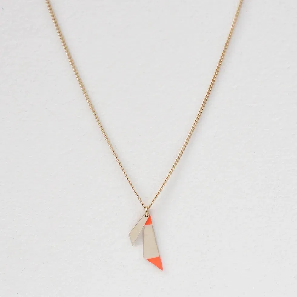 Petits pendentifs à la fois minimalistes et espiègles, les bijoux de la ligne Pépite sont LE cadeau idéal qui semble faire toujours l’unanimité lorsque vous passez à la boutique ! Déclinés dans notre palette iconique de couleurs vibrantes du tangerine au bleu électrique, un bijou parfait pour ceux qui aiment le petit détail qui fait la différence.
Matériaux : en laiton doré à l'or fin recyclé 24 carats, couleur laquée
Dimensions : longueur 42 cm
Poids : 2,23g
Tous nos bijoux sont garantis 1 an
Pensé et fabriqué main à Paris
Livré dans son packaging individuel écologique.
Conseils d'entretien : évitez le contact avec l'eau et le parfum afin que le bijou conserve son éclat
Nos matières premières sont soigneusement sélectionnées et sans risques pour votre santé : elles ne contiennent ni plomb, ni nickel, ni cadmium, conformément à la législation.