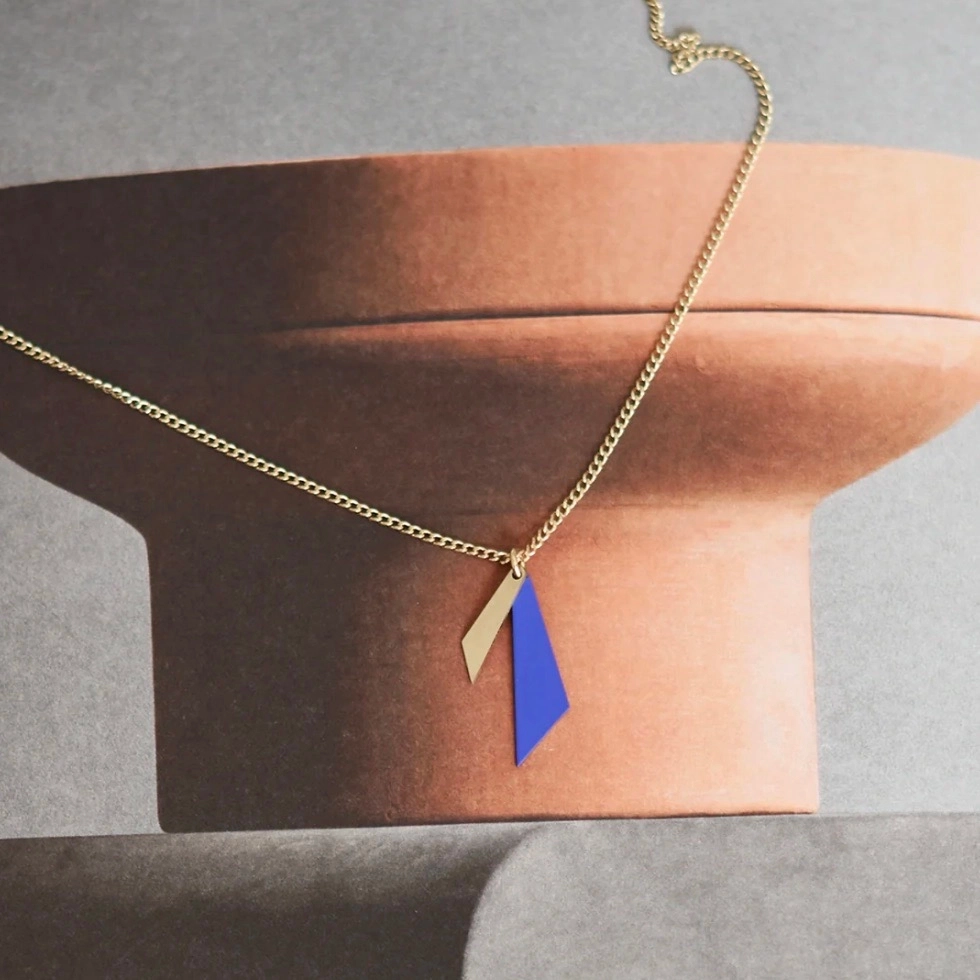 Petits pendentifs à la fois minimalistes et espiègles, les bijoux de la ligne Pépite sont LE cadeau idéal qui semble faire toujours l’unanimité lorsque vous passez à la boutique ! Déclinés dans notre palette iconique de couleurs vibrantes du tangerine au bleu électrique, un bijou parfait pour ceux qui aiment le petit détail qui fait la différence.
Matériaux : en laiton doré à l'or fin recyclé 24 carats, couleur laquée
Dimensions : longueur 42 cm
Poids : 2,23g
Tous nos bijoux sont garantis 1 an
Pensé et fabriqué main à Paris
Livré dans son packaging individuel écologique.
Conseils d'entretien : évitez le contact avec l'eau et le parfum afin que le bijou conserve son éclat
Nos matières premières sont soigneusement sélectionnées et sans risques pour votre santé : elles ne contiennent ni plomb, ni nickel, ni cadmium, conformément à la législation.