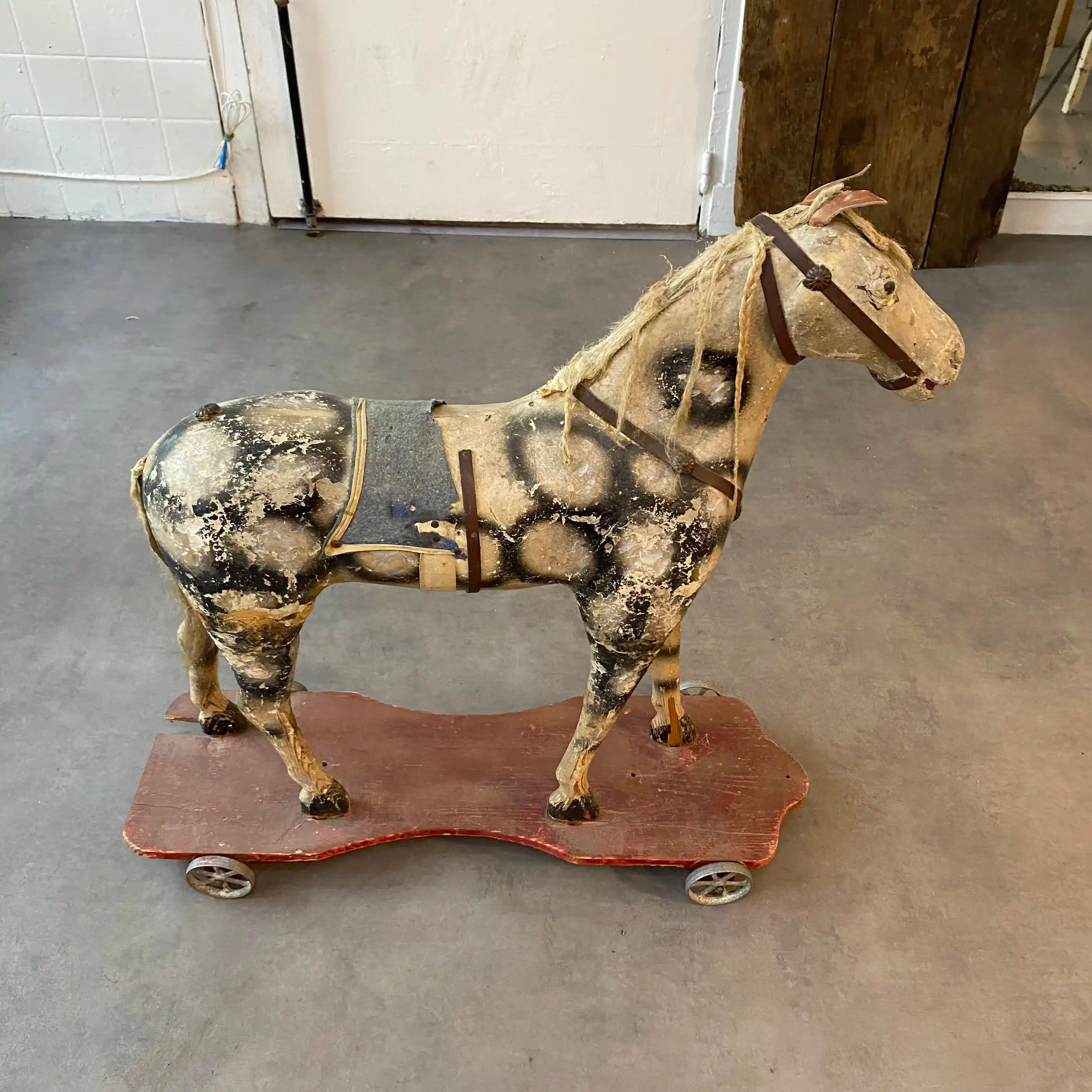 Cheval en carton et bois début XXe siècle