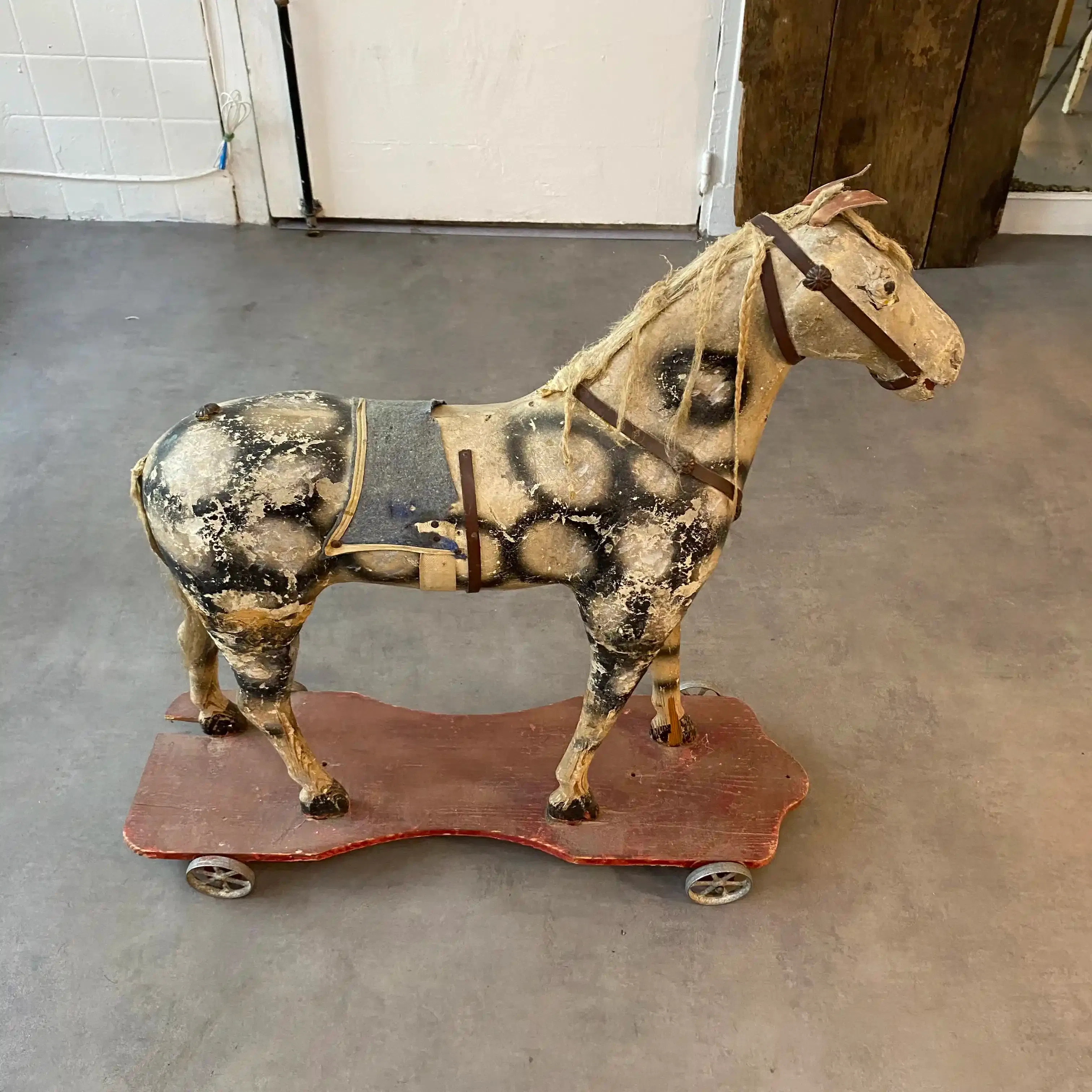 Cheval en carton et bois début XXe siècle