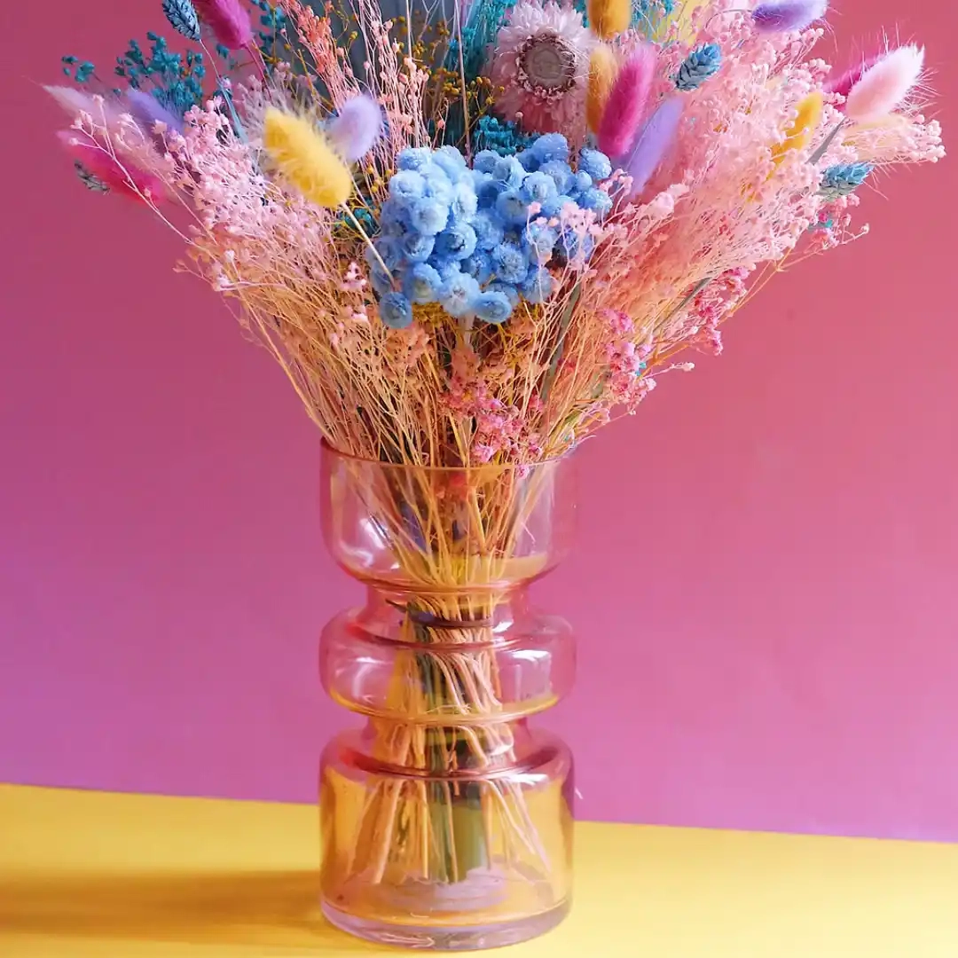 Un bouquet de fleurs séchées aux teintes vibrantes, disponible avec ou sans son vase assorti.
Matériaux : Fleurs séchées et stabilisées
Couleurs : Jaune, rose, mauve et bleu
Vase en option : Vase en verre rose, tel que présenté sur la photo (en option : +35€)