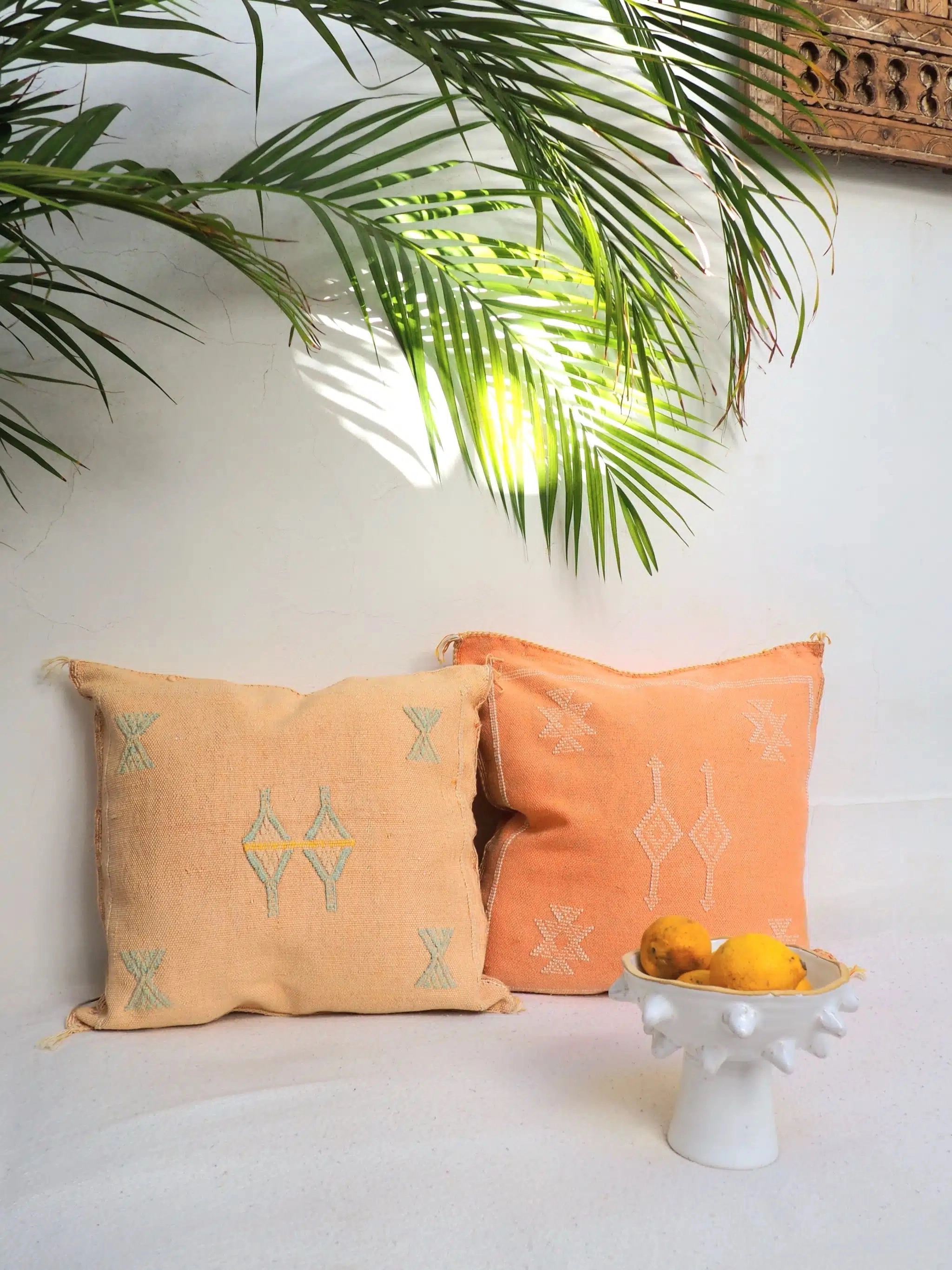 Housse de coussin Berbère Sabra orangée en soie de cactus. Sa couleur est obtenue grâce à une teinture végétale qui lui donne ce bel aspect délavé. Avec ses broderies au motifs berbères colorés, chaque pièce est unique.
Entièrement réalisé à la main au Maroc
Housse de coussin Berbère Sabra orangée en soie de cactus, plus précisément fibre végétale d’aloé, est une matière très douce et très robuste à la fois, avec un léger aspect brillant.
Habillez votre salon ou votre chambre grâce à ces coussins dont les couleurs s’intégreront parfaitement à votre intérieur. Mixez les entre elles pour un esprit ethnique et bohème, une décoration unique qui vous ressemble
Environ 50 x 50 cm
Fermeture à glissière, vendu sans remplissage
Chaque housse étant réalisée de façon artisanale, il peut exister de légères différences de taille et de couleurs d’un modèle à l’autre, ainsi que des imperfections qui font tout le charme et l’authenticité d’un objet fait main