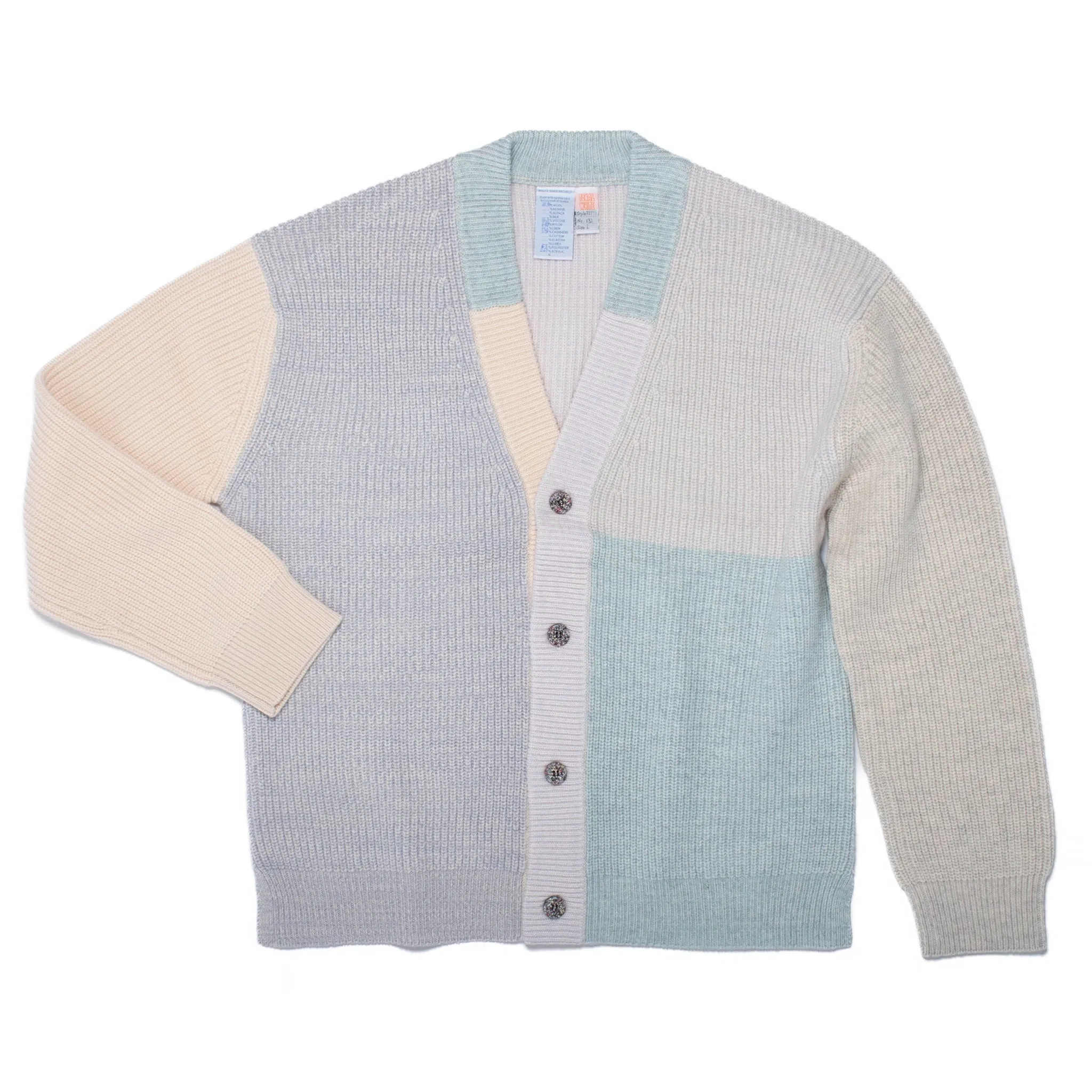 Cardigan tricoté taille L. PATTI est un cardigan à col en V avec une large patte de boutonnage façon patchwork.
Sa coupe droite et décontractée présente des épaules tombantes et des fentes sur les coutures latérales. Les boutons sont fabriqués à partir de plastique recyclé.
Le modèle est défini, mais les couleurs et le fil sont choisis par la roue de la fortune WYP, ce qui rend chaque pièce véritablement unique au monde.