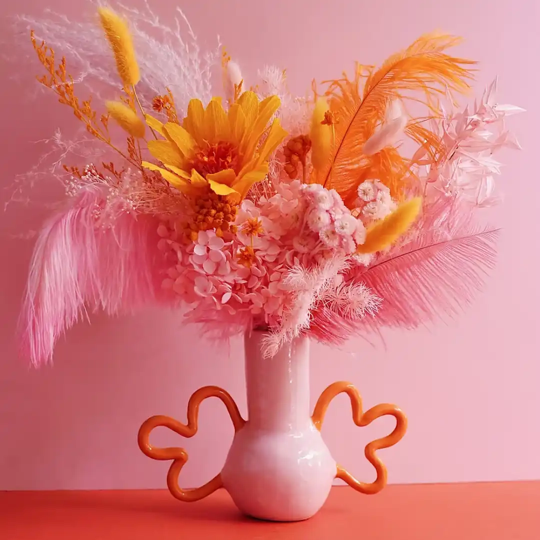 Vase en grès blanc lisse, engobe jaune et émail transparent.
Le vase est modelé et peint à la main dans l'atelier parisien de céramique Maison Mic Mac.
Ce vase est étanche, évitez de le déposer sur une surface en bois lors de la première utilisation. Nettoyez-le délicatement à l'aide d'un chiffon doux de préférence.