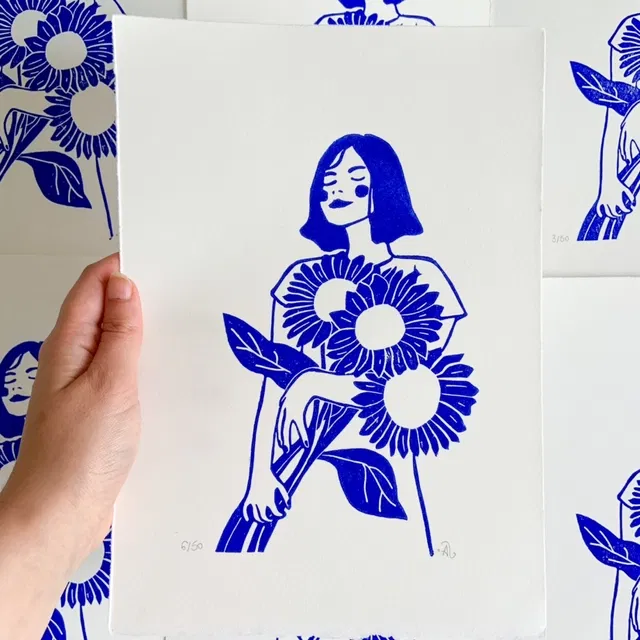 La linogravure "La fille aux tournesols" revient en format A4.
Son bonheur avec son bouquet de tournesols vous fera rayonner à coup sûr !
Peu d'exemplaires sont disponibles pour la vente de septembre mais je n'imprime pas toute la série en une seule fois. Vous pouvez vous inscrire à ma newsletter pour être sûr.e.s de ne pas manquer la prochaine vente et m'envoyer un petit message pour me notifier votre intérêt pour cette linogravure. Cela me permettra de prévoir au mieux ma prochaine session d'impressions.
-Format A4
-Numérotée sur 50 (plusieurs coloris) et 10 épreuves d'artiste
-Papier Bfk Rives 100% coton et sans acide
-Un bord frangé sur le papier
-Impression avec une encre à base d’huile émulsionnée à l’eau
-Signée manuellement et numérotée sur l’avant
-Titrée et datée au dos
-Chaque estampe est unique, il peut y avoir des variations avec la photo : cela fait la beauté de cette technique.
--
Le cadre n'est pas fourni