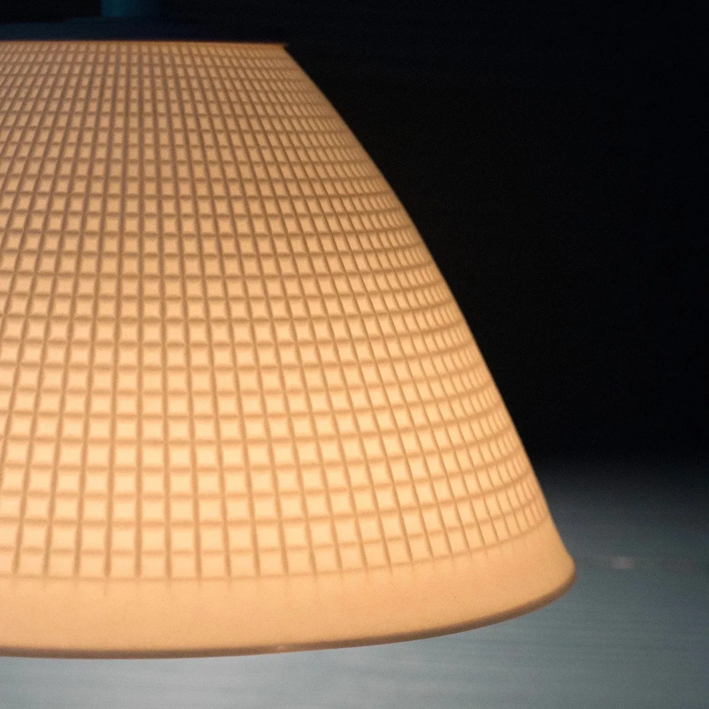 Cette suspension et son cabochon coloré sont entièrement réalisés en biscuit de porcelaine. Sa finesse et ses détails géométriques offrent une flamboyante transparence, souvenir de soleil couchant au bord du Pacifique. Hauteur : 13 cm / Diamètre Haut : 9.5 cm / Diamètre Bas : 18 cm. Cordon textile de 3 mètres avec interrupteur & prise ou cordon textile de 1,5 mètre à raccorder. Ampoule E14 / 60W Max (non fournie)