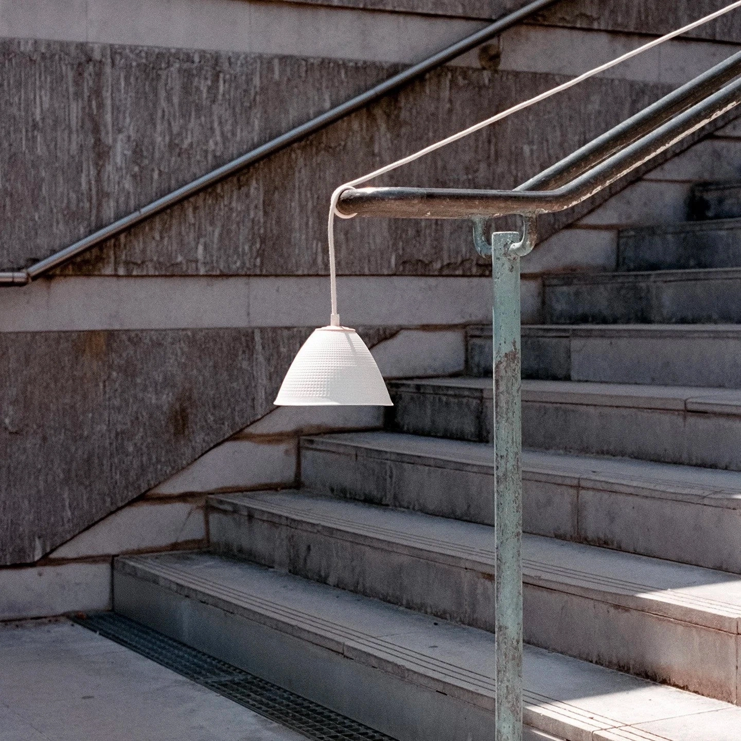 Cette suspension et son cabochon coloré sont entièrement réalisés en biscuit de porcelaine. Sa finesse et ses détails géométriques offrent une flamboyante transparence, souvenir de soleil couchant au bord du Pacifique. Hauteur : 13 cm / Diamètre Haut : 9.5 cm / Diamètre Bas : 18 cm. Cordon textile de 3 mètres avec interrupteur & prise ou cordon textile de 1,5 mètre à raccorder. Ampoule E14 / 60W Max (non fournie)