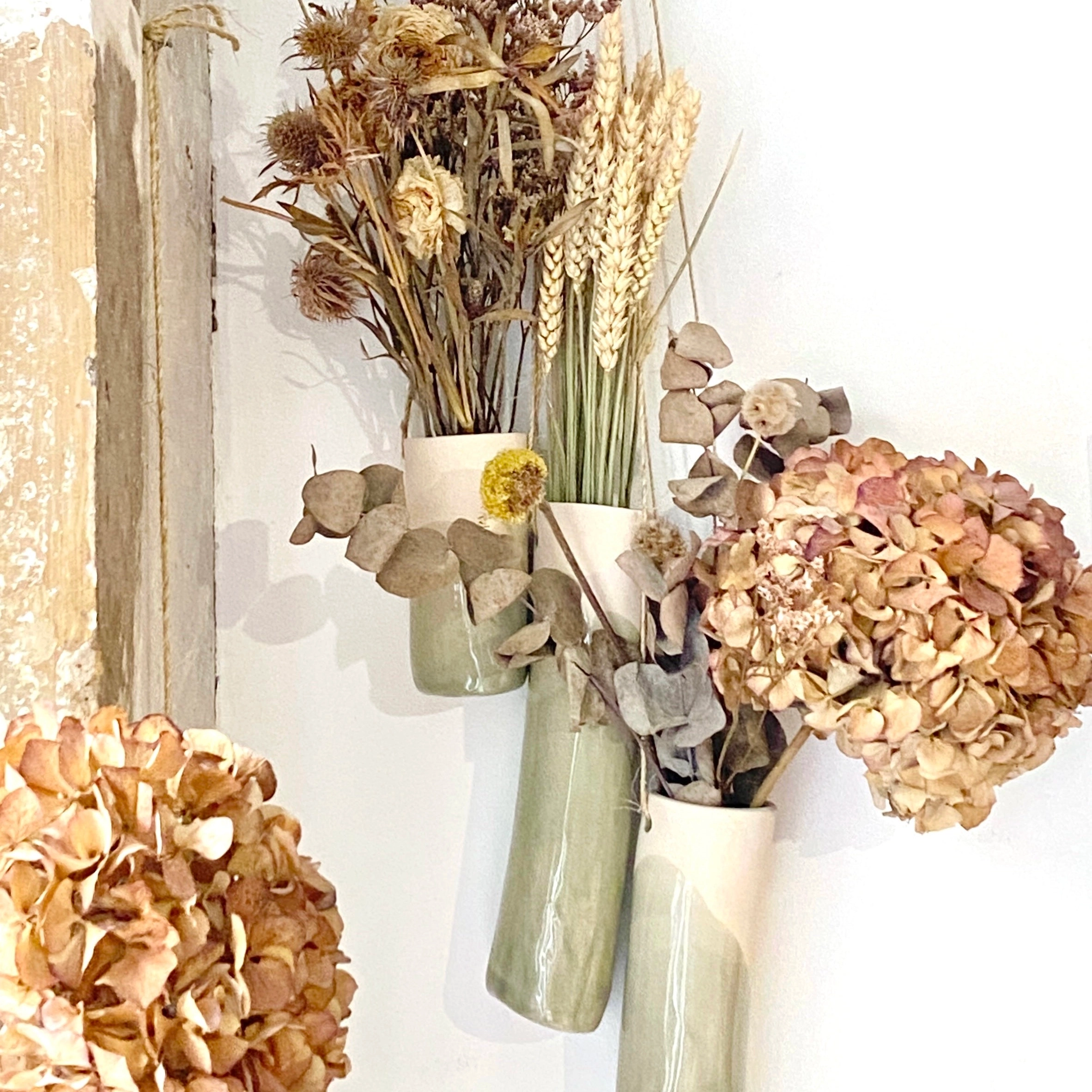 Ensemble de 3 vases de tailles différentes en faience. Fabriqués à la main à Paris. Plus que 2 exemplaires dispo (sur 5)