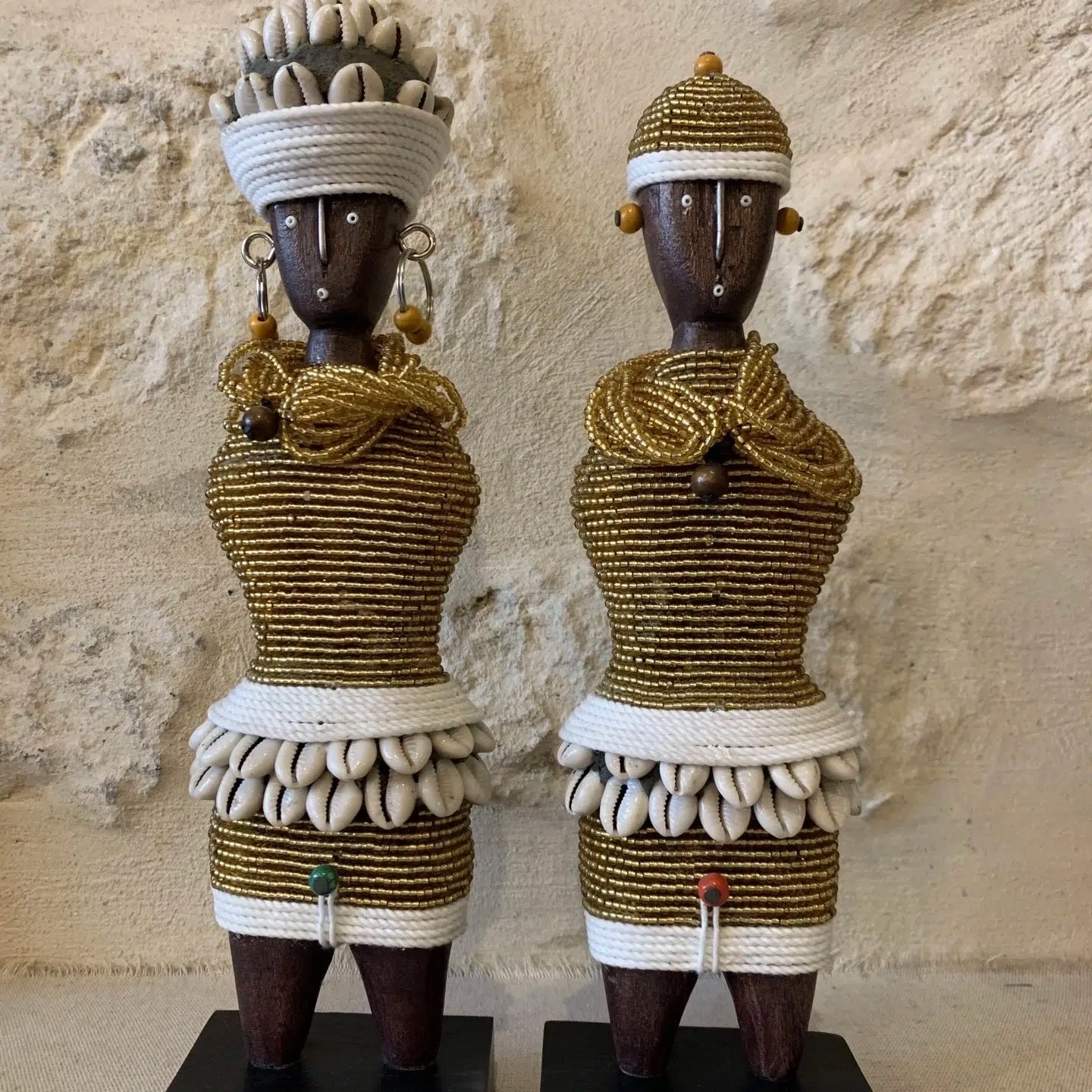 Poupée Namji du Cameroun, en bois et en perles. Donnera une touche ethnique chic à votre intérieur.
Chaque pièce est réalisée artisanalement et est donc unique.