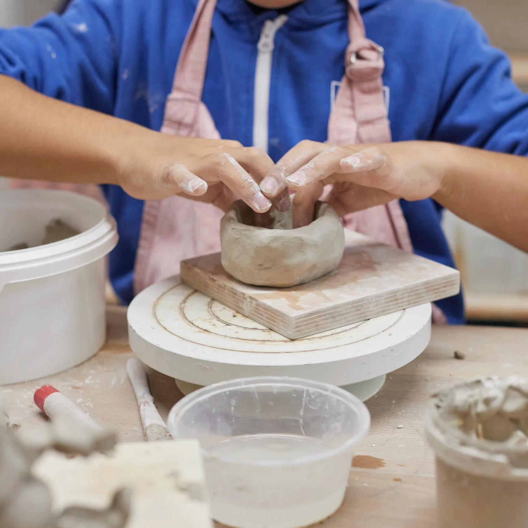 A partir de 6 ans
Malaxer, étirer, barboter, boudiner… Le travail de la terre est accessible à tous et la mettre en forme permet de développer l’expression et la créativité. Les enfants profitent d’un espace de liberté créatif où inspiration rime avec plaisir. Nous les encourageons à s’engager dans un projet de création qui leur ressemble tout en les initiant naturellement aux impératifs du travail de la terre.
Mercredi 14h-15h30
Mercredi 16h-17h30