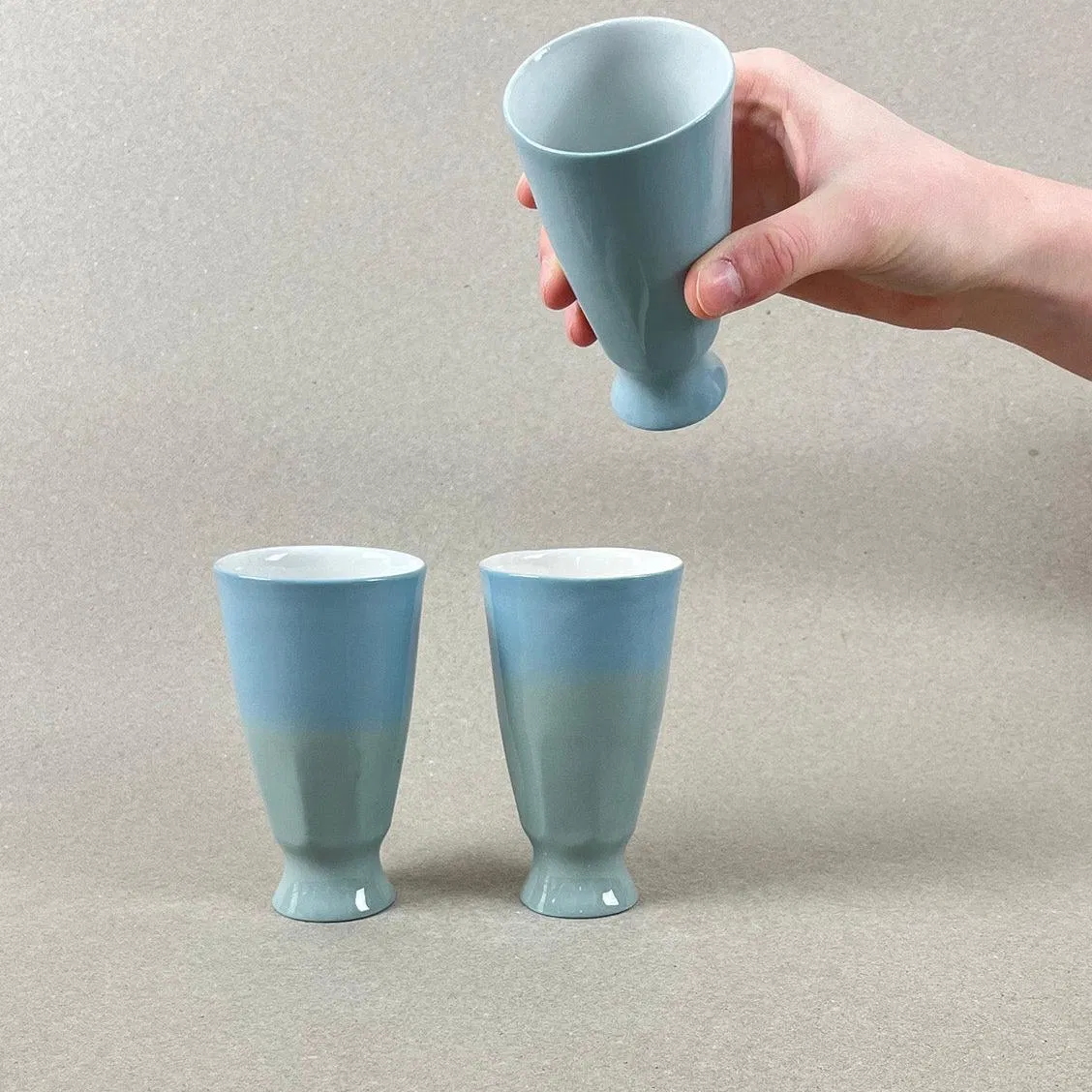 Porcelaine teintée dans la masse Pièces à colorations variables. h: 10,5cm, diam. 6 cm Contenance : 180 ml Se lever et débuter un moment qui ne devrait jamais se finir. Comme boire un café en regardant le soleil se lever sur la montagne et en écoutant une douce musique pour accompagner cette contemplation. Ce mazagran aux couleurs de l'aube sur les massifs montagneux offre quelques minutes de repos avant d'entamer la journée. Les objets de cette collection sont obtenues par coulage, un à un, à la main. L'aspect marbré qui se dessine délicatement à la surface provient de l'ajout d'une couleur directement dans la pâte de porcelaine au moment du coulage.