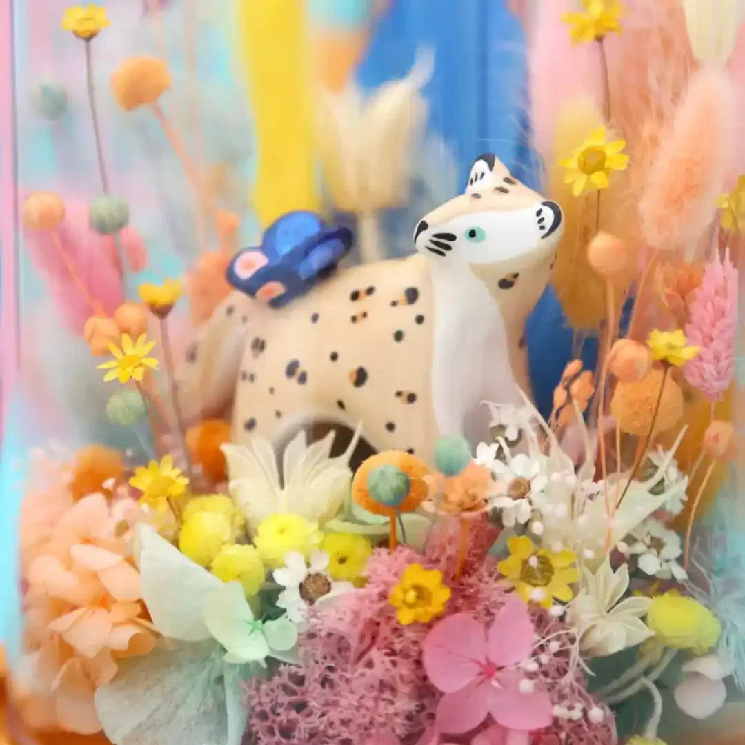 Une grande cloche de fleurs séchées qui abrite un léopard et un papillon en faïence réalisé par la céramiste Dodo Toucan.
La figurine est modelée et peinte à la main dans leur atelier parisien, chaque duo léopard / papillon est unique.
Dimensions : Cloche : ø 17 cm x H 24 cm. Léopard papillon en faïence : environ 9 cm