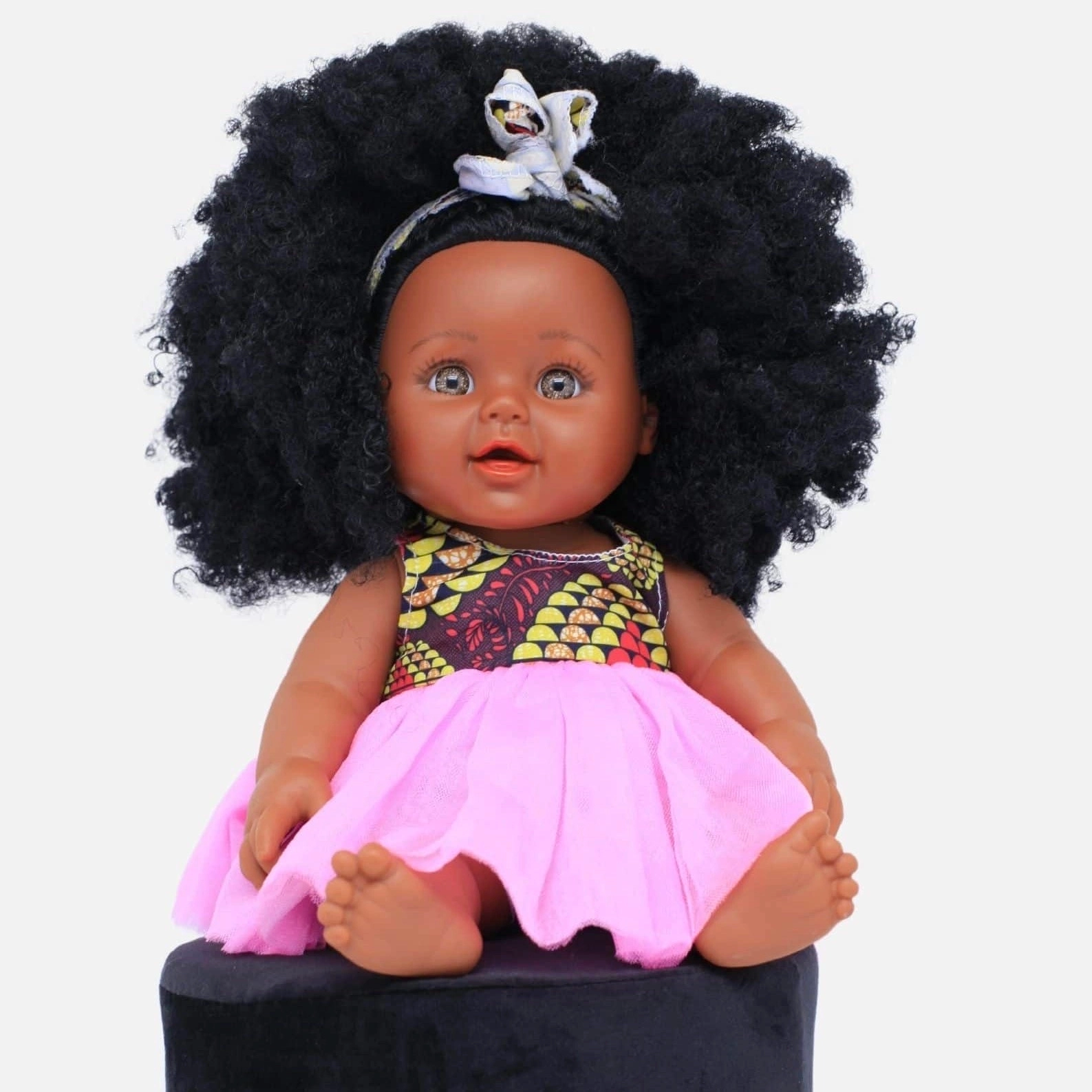 Offrez cette Poupée Linguère Ndieumbeut Mbodj est conçue pour le bonheur de vos enfants ! Poupée noire avec un ancrage culturel fort et une coiffure traditionnel !