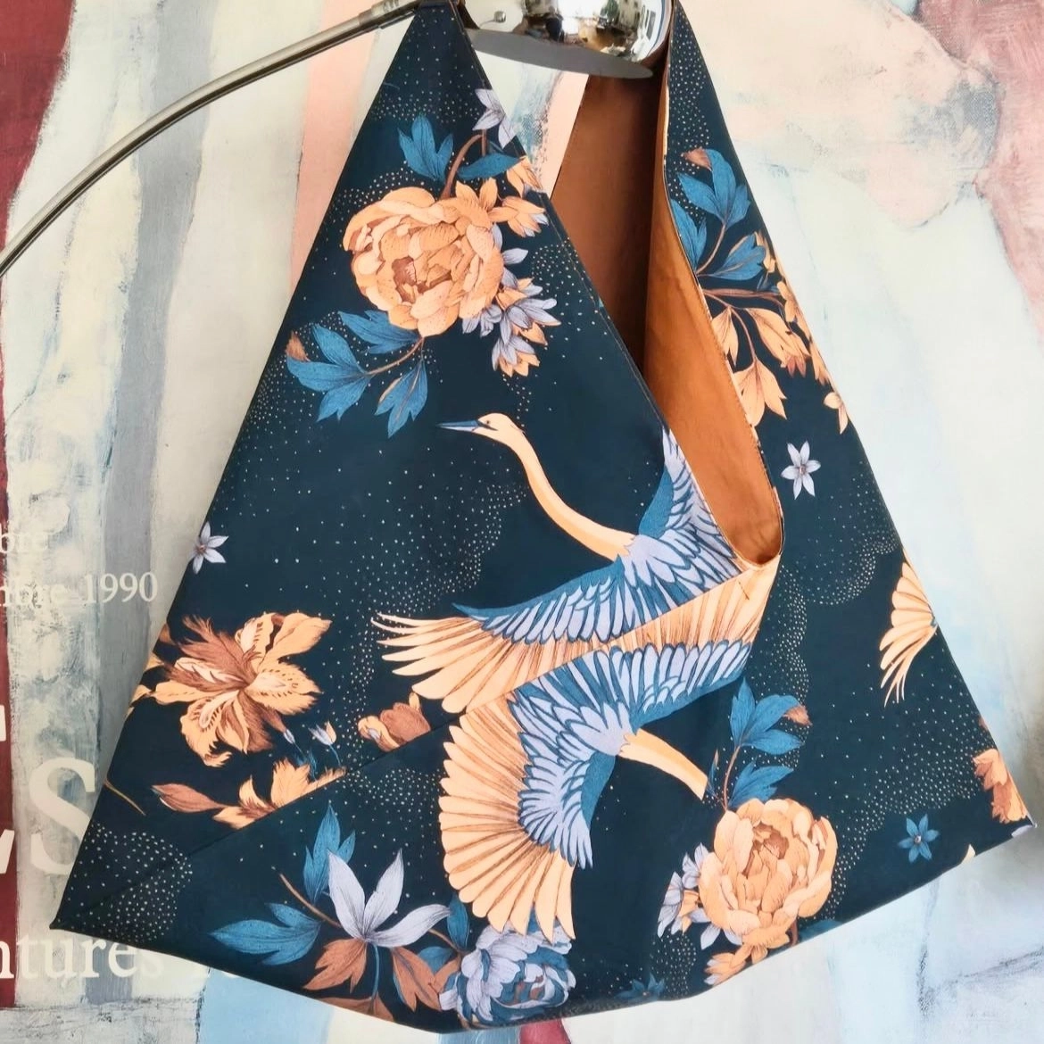 Cabas origami en coton tapissier doublé de coton ocre et équipé d’un cordon porte-clefs