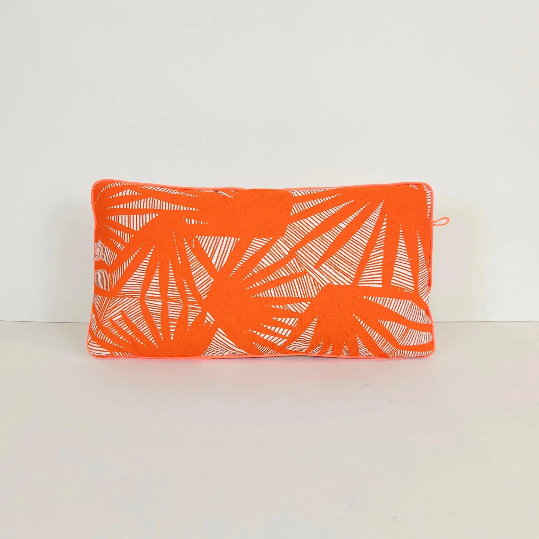 Chaque coussin est une pièce unique confectionnée à la main dans notre atelier-boutique Parisien.
Nous imprimons au cadre tous nos tissus avec la technique de la sérigraphie. Les tissus que nous utilisons sont des textiles anciens appelés « métis » et sont des draps épais faits de lin et coton. L’idée de faire du nouveau avec de l’ancien fait partie des piliers de M3TISS.
Après l’impression, place à la couture, réalisée aussi par nos soins.
Le recto-verso offre une variété de couleurs et de motifs, vous laissant la possibilité de créer des combinaisons personnalisées.
Tissu ancien appelé "métis" en coton et/ou lin. 30 x 50 cm.