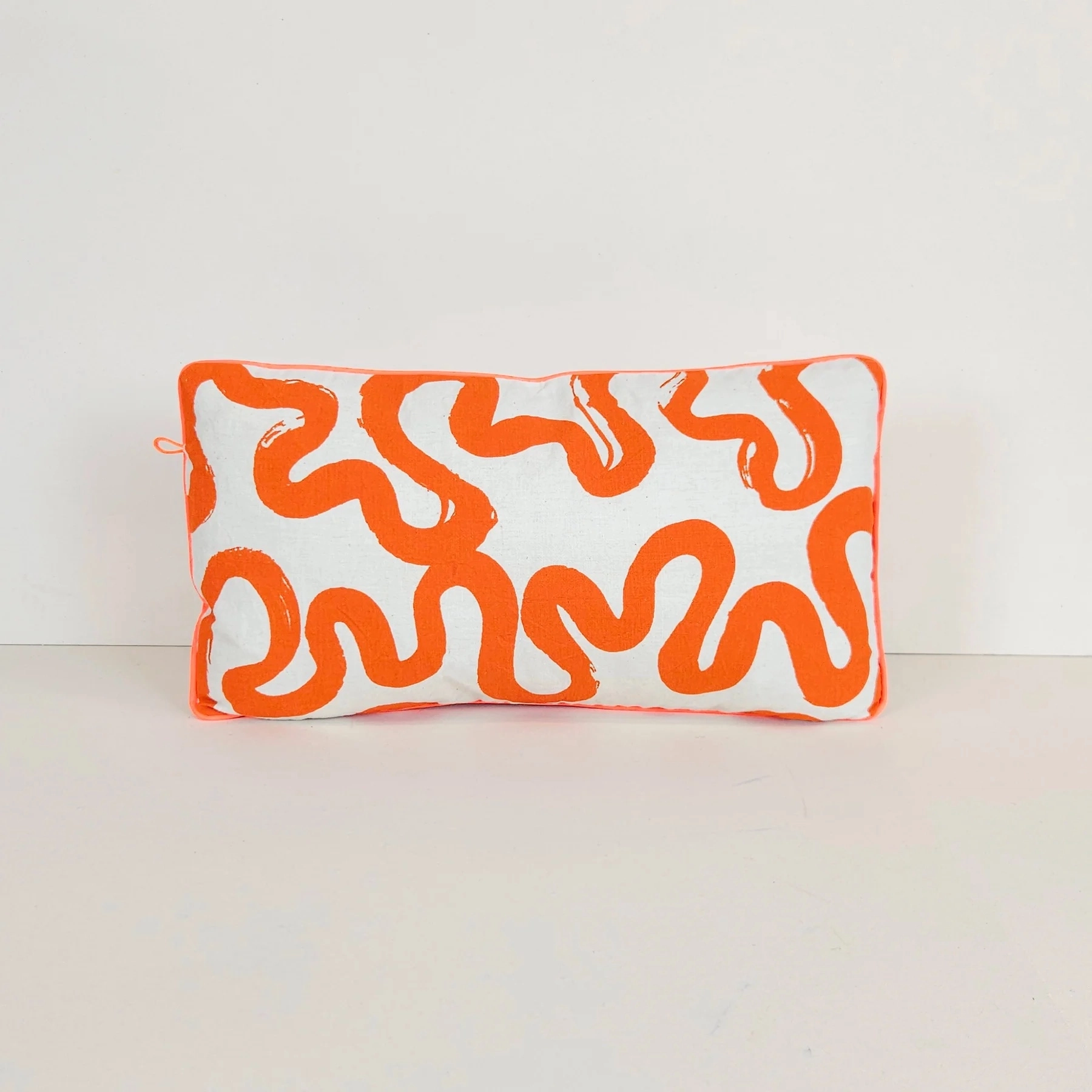 Chaque coussin est une pièce unique confectionnée à la main dans notre atelier-boutique Parisien.
Nous imprimons au cadre tous nos tissus avec la technique de la sérigraphie. Les tissus que nous utilisons sont des textiles anciens appelés « métis » et sont des draps épais faits de lin et coton. L’idée de faire du nouveau avec de l’ancien fait partie des piliers de M3TISS.
Après l’impression, place à la couture, réalisée aussi par nos soins.
Le recto-verso offre une variété de couleurs et de motifs, vous laissant la possibilité de créer des combinaisons personnalisées.
Tissu ancien appelé "métis" en coton et/ou lin. 30 x 50 cm.