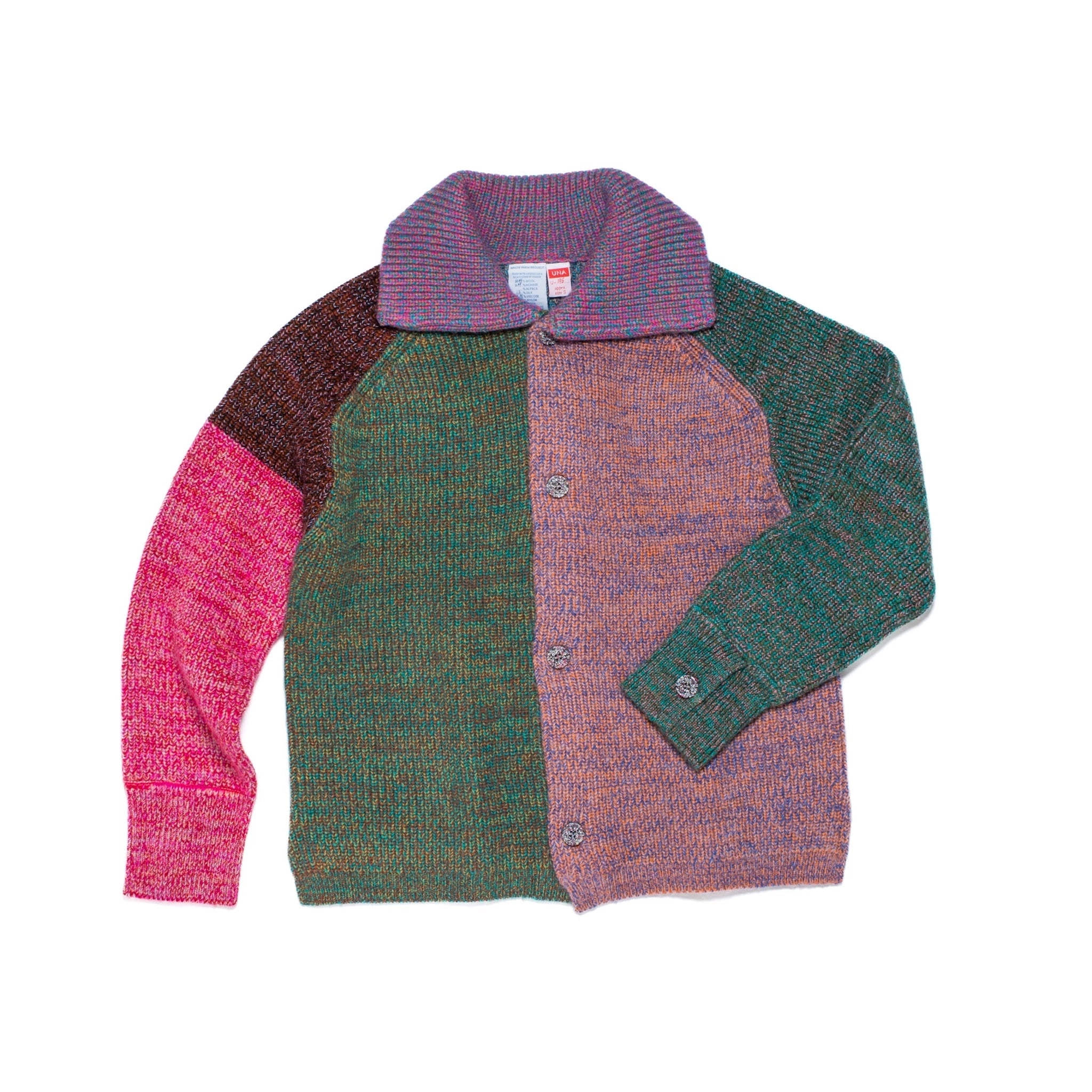 Veste/cardigan tricoté taille S. UNA est un parfait mélange entre une veste et un cardigan, avec un col et des poignets boutonnés.
Elle présente des fentes sur les coutures latérales pour une coupe droite et structurée. Les boutons sont fabriqués à partir de plastique recyclé.
La couleur et le fil sont choisis par la roue de la fortune WYP, ce qui rend chaque pièce véritablement unique au monde.