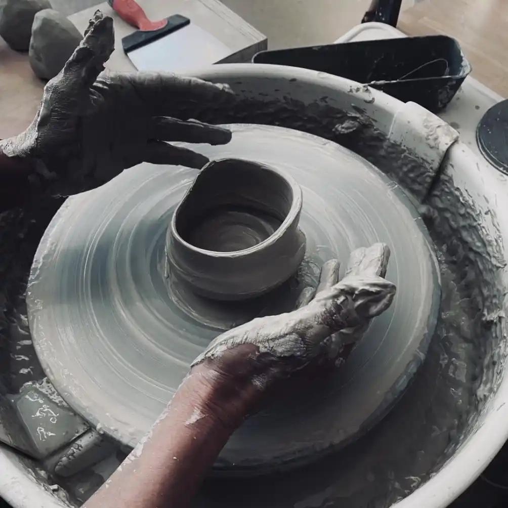 Cours hebdomadaires, stages tournage/modelage/techniques de décor