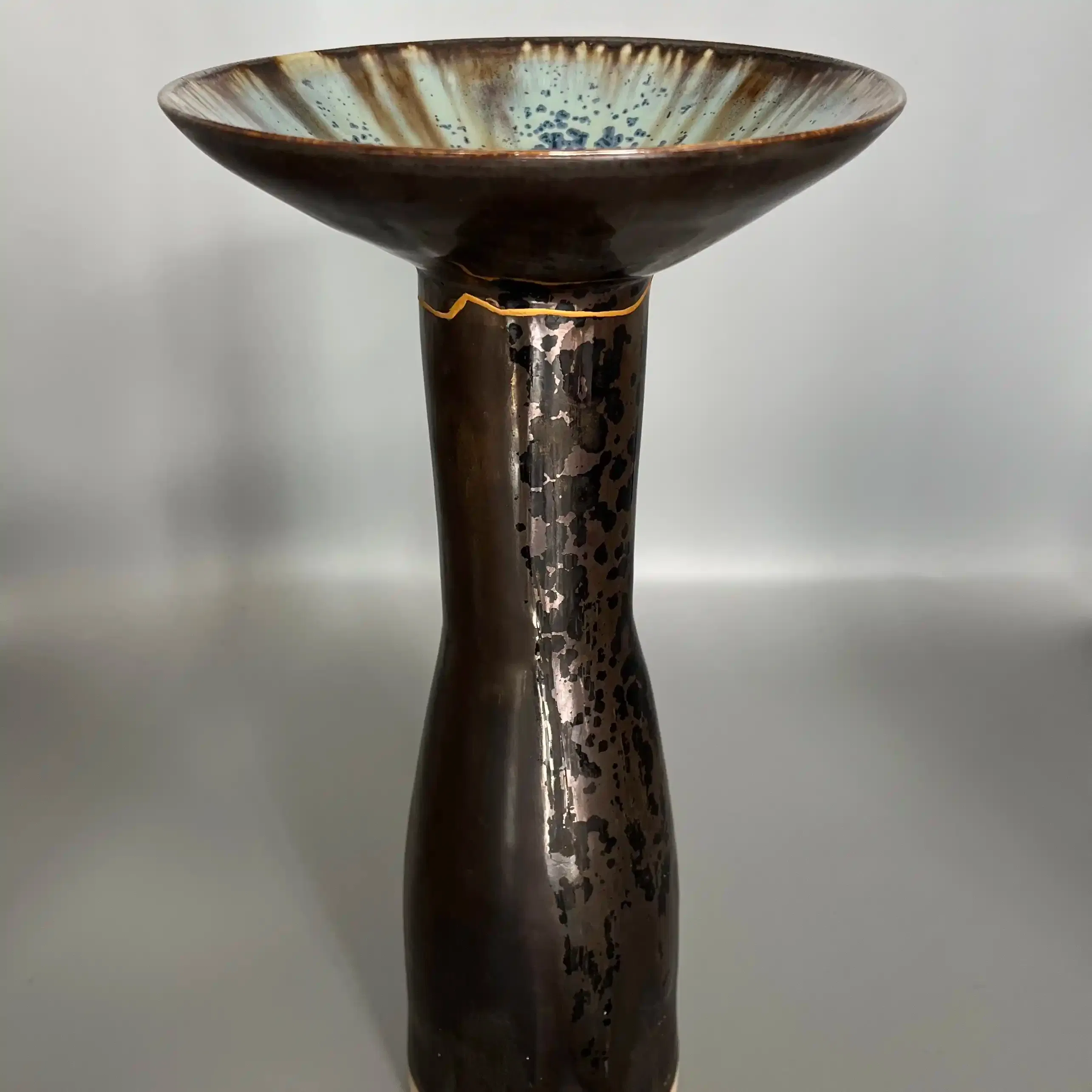 Stage de Kintsugi. Le stage dure 2 jours le week end de 10h à 17h. 3 personnes par stage.
Amener vos pièces cassées, prévoir un tablier et une boite de gants.
Le matériel pour le raccommodage est fourni sauf l’or.