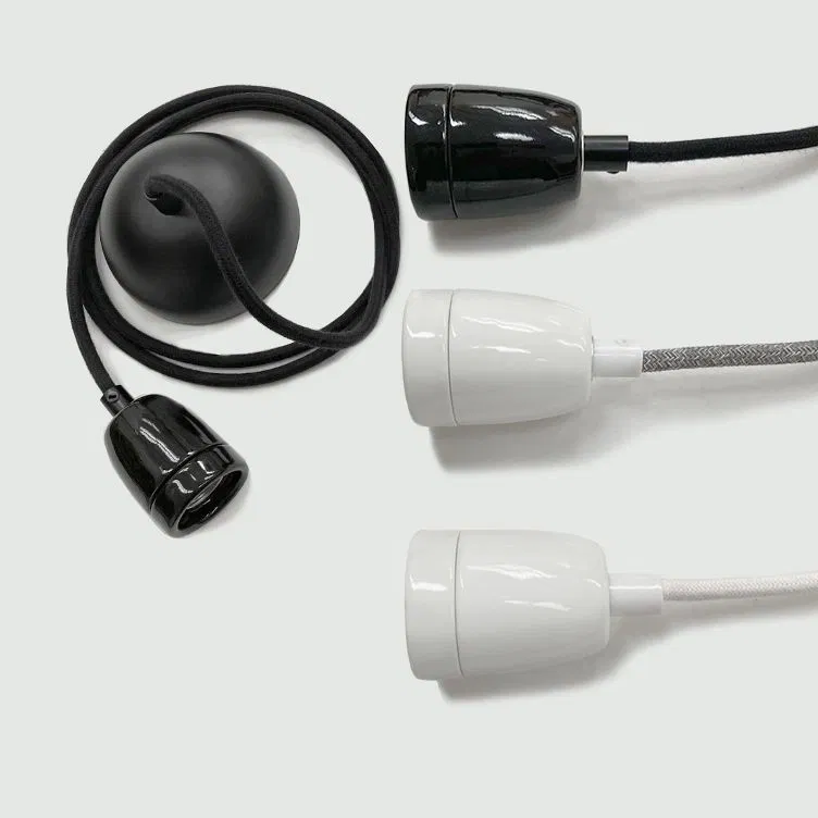 Abat-jour en bambou tressé.
Le système électrique est inclus.
Matière : Suspension en Bambou, câble textile, douille en porcelaine
Couleurs :
Câble en coton blanc, douille en porcelaine blanche
Câble en coton gris, douille en porcelaine blanche
Câble en coton noir, douille en porcelaine noire
La lampe est fournie avec 1,50m de câble.
Dimensions :
Hauteur 27cm environ
Diamètre 22cm environ