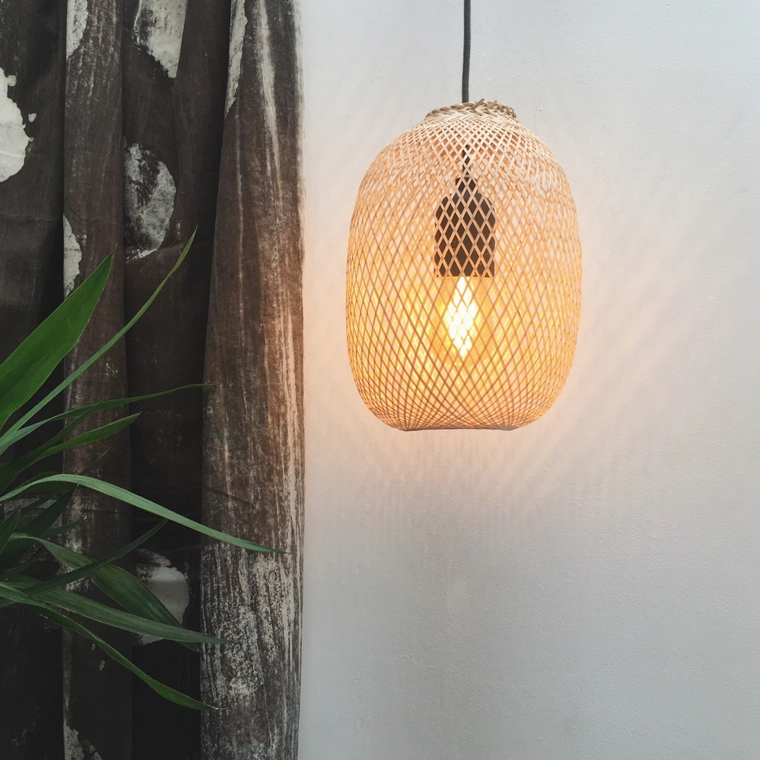 Abat-jour en bambou tressé.
Le système électrique est inclus.
Matière : Suspension en Bambou, câble textile, douille en porcelaine
Couleurs :
Câble en coton blanc, douille en porcelaine blanche
Câble en coton gris, douille en porcelaine blanche
Câble en coton noir, douille en porcelaine noire
La lampe est fournie avec 1,50m de câble.
Dimensions :
Hauteur 27cm environ
Diamètre 22cm environ