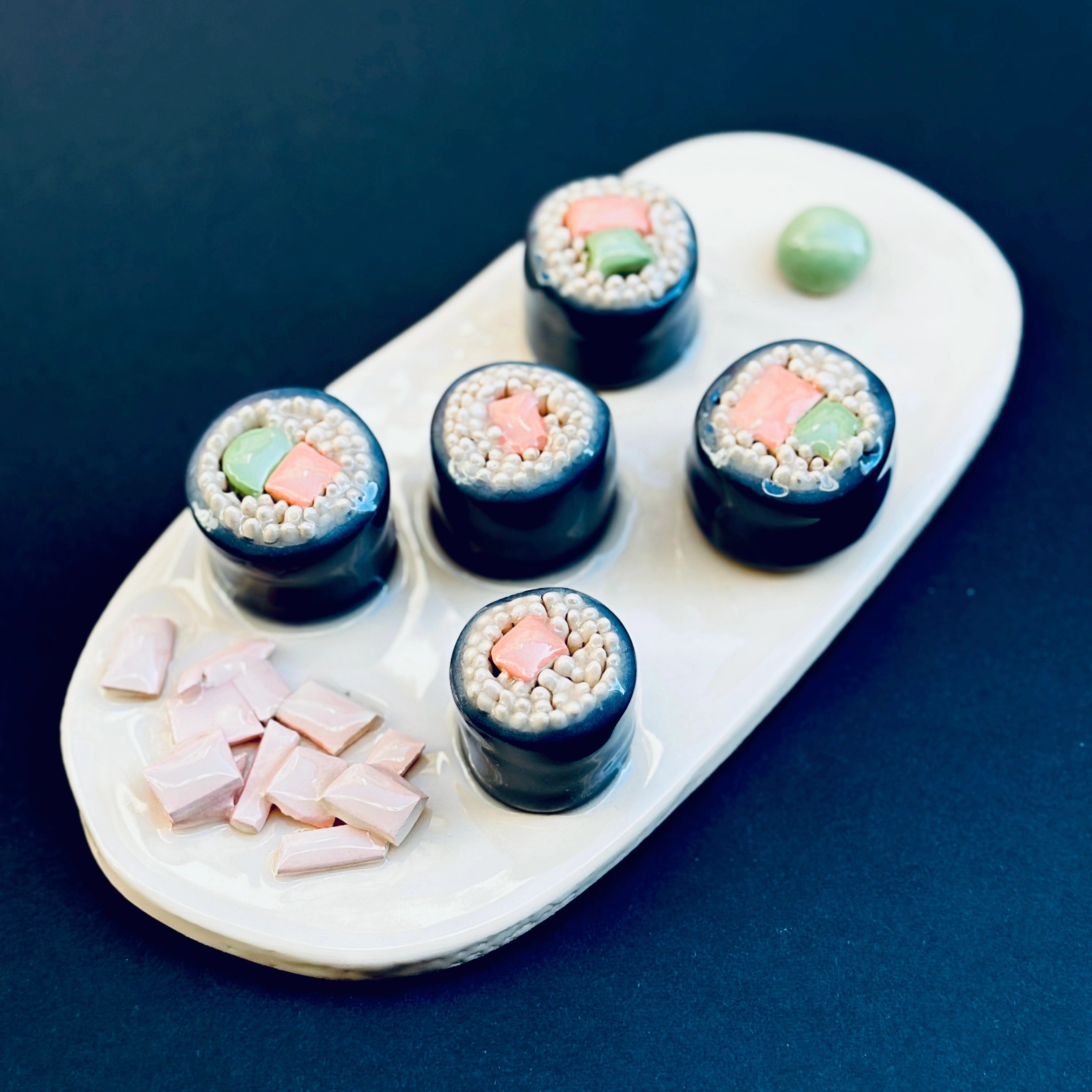 Sushis en faïence, fabriqués à la main à Paris. CAP Céramique Artisanale Parisienne