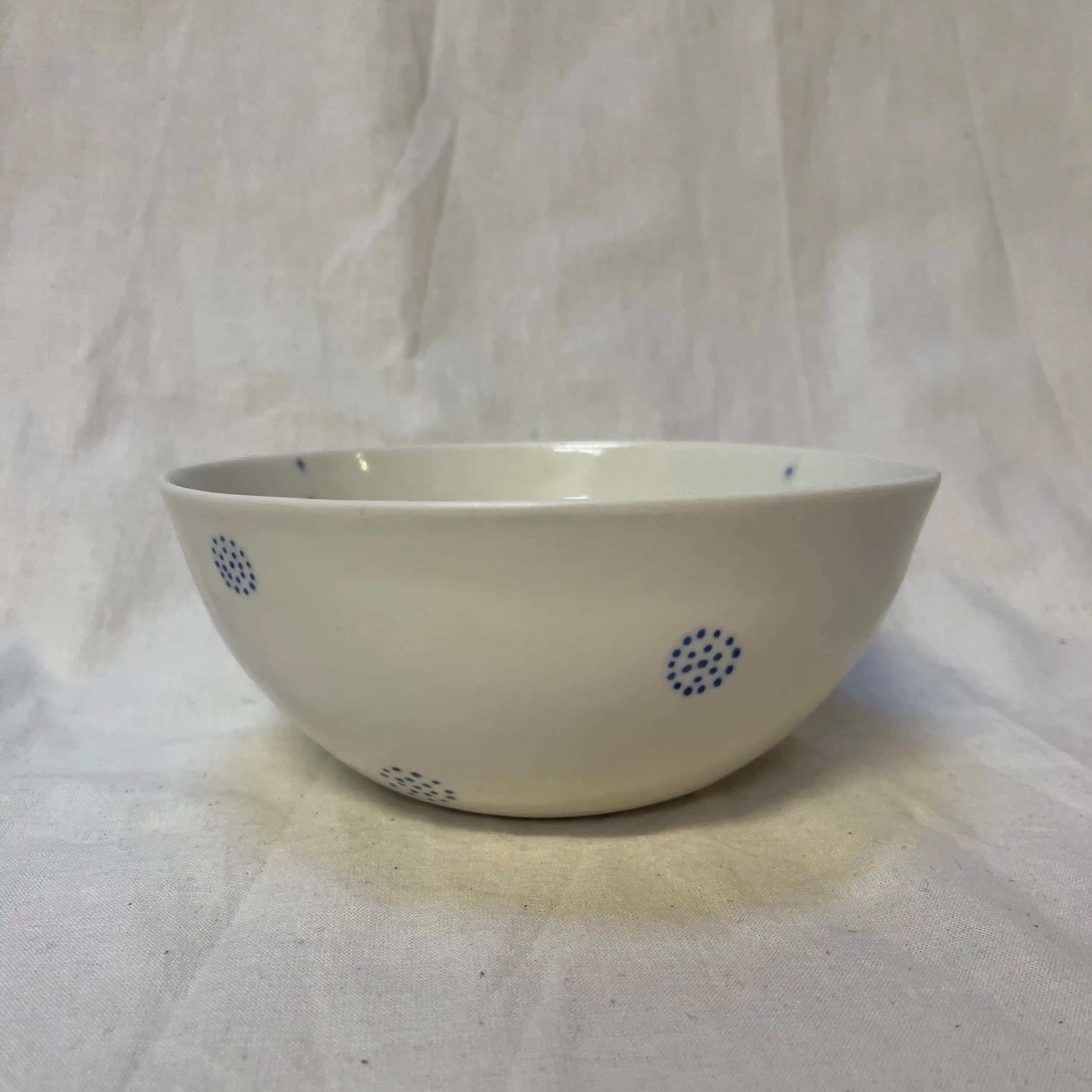 Petit saladier porcelaine. Diamètre 17 cm, hauteur 8 cm. Décor à l’engobe