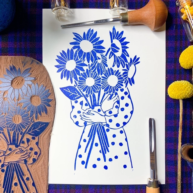 Elle portait un bouquet de tournesols et une robe à pois.
Elle peut aller avec sa copine, la fille aux tournesols.
-Format A5
-Numérotée sur 10 (édition Inktober). Je me réserve le droit de faire d’autres éditions ensuite sur format et papier différent.
-Papier extraweiss sans acide 170 gr/m2
-Impression avec une encre à l'huile aquawash bleu océan
-Signée manuellement sur l’avant
-Titrée et datée au dos
-Chaque estampe est unique, il peut y avoir des variations avec la photo : cela fait la beauté de la linogravure.
--
Le cadre n'est pas fourni