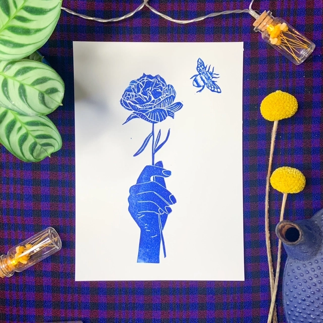 Autour des roses, les abeilles virevoltent. C’est un duo piquant
-Format A5
-Numérotée sur 10 (édition Inktober). Je me réserve le droit de faire d’autres éditions ensuite sur format et papier différent.
-Papier extraweiss sans acide 170 gr/m2
-Impression avec une encre à l'huile aquawash bleu océan
-Signée manuellement sur l’avant
-Titrée et datée au dos
-Chaque estampe est unique, il peut y avoir des variations avec la photo : cela fait la beauté de la linogravure.
--
Le cadre n'est pas fourni