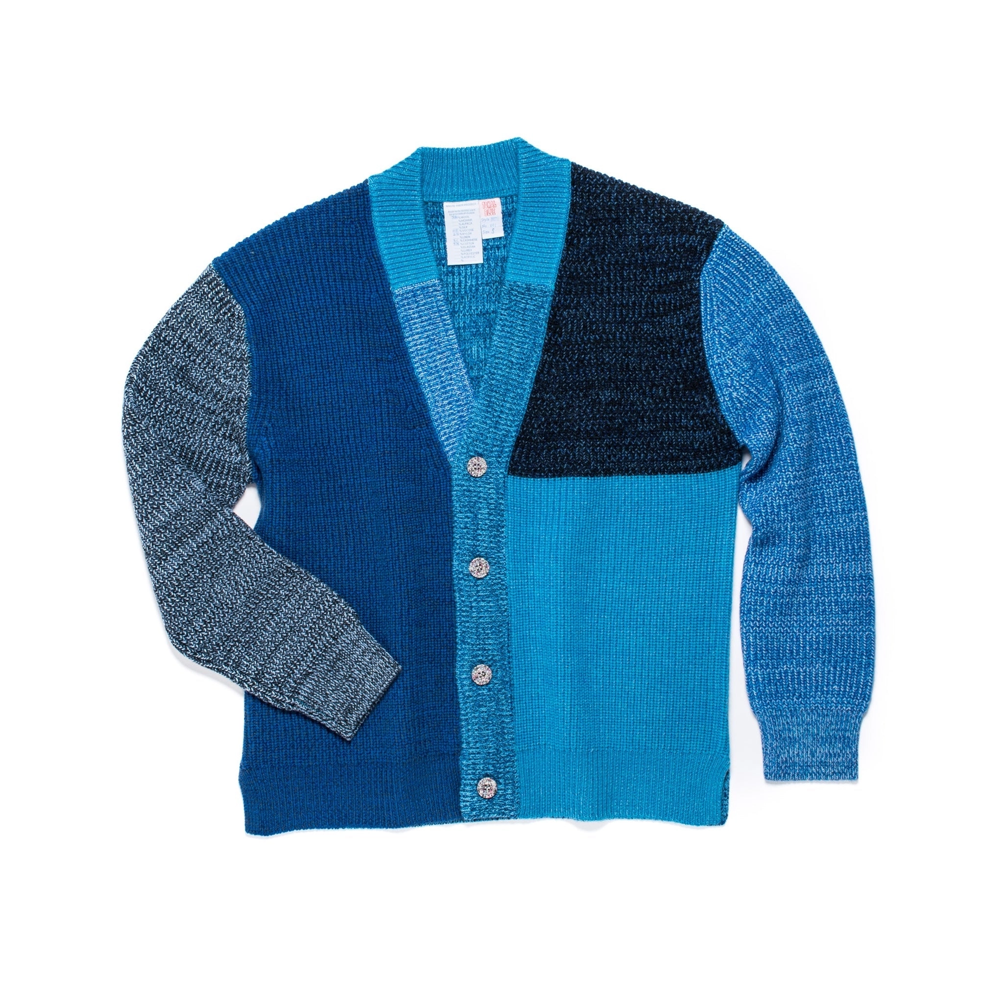 Cardigan tricoté taille S. PATTI est un cardigan à col en V avec une large patte de boutonnage façon patchwork.
Sa coupe droite et décontractée présente des épaules tombantes et des fentes sur les coutures latérales. Les boutons sont fabriqués à partir de plastique recyclé.
Le modèle est défini, mais les couleurs et le fil sont choisis par la roue de la fortune WYP, ce qui rend chaque pièce véritablement unique au monde.