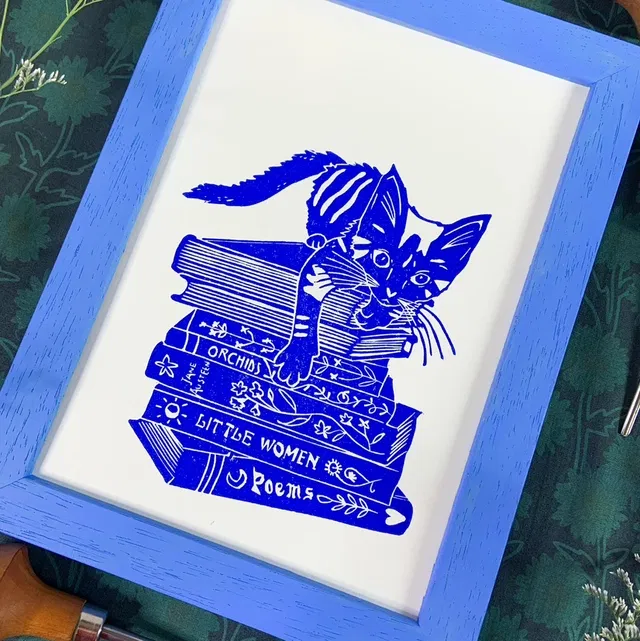 Une linogravure originale d'un chaton sur une pile de livres à la bibliothèque.
J'ai mis certains de mes ouvrages préférés : un livre sur les fleurs, de la littérature anglaise, des poèmes... ☀️
-Format A5
-Numérotée sur 50
-Papier extraweiss sans acide 170 gr/m2
-Impression avec une encre à l'huile en bleu outremer
-Signée et numérotée manuellement sur l’avant
-Titrée et datée au dos
-Chaque estampe est unique, il peut y avoir des variations avec la photo : cela fait la beauté de la linogravure.
--
Le cadre n'est pas fourni