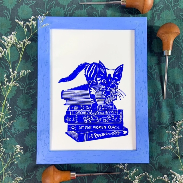 Une linogravure originale d'un chaton sur une pile de livres à la bibliothèque.
J'ai mis certains de mes ouvrages préférés : un livre sur les fleurs, de la littérature anglaise, des poèmes... ☀️
-Format A5
-Numérotée sur 50
-Papier extraweiss sans acide 170 gr/m2
-Impression avec une encre à l'huile en bleu outremer
-Signée et numérotée manuellement sur l’avant
-Titrée et datée au dos
-Chaque estampe est unique, il peut y avoir des variations avec la photo : cela fait la beauté de la linogravure.
--
Le cadre n'est pas fourni