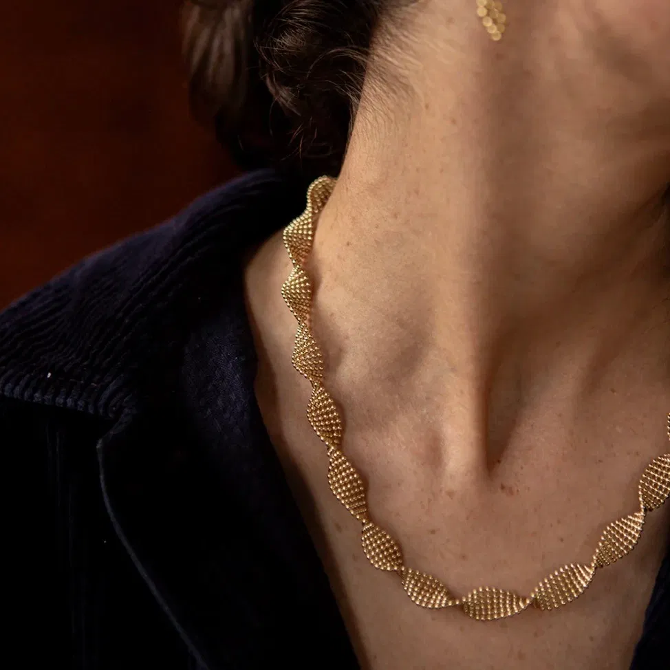 Deia puise son inspiration dans l’organique, de la flore marine aux végétaux grimpants. Chaque pièce est une surprise: lors du façonnage, les éléments fusionnent toujours de manière différente et génèrent de nouvelles formes aux contours aléatoires. Cette singularité précieuse se décline sur chaque bijou, avec des pièces souples qui épousent les courbes du corps et d’autres plus sculpturales. Une collection poétique et subtile.
Matériaux : laiton doré à l'or fin recyclé 24 carats
Poids: 13,34g
Tous nos bijoux sont garantis 2 ans
Pensé et fabriqué main à Paris
Livré dans son packaging individuel écologique.
Conseils d'entretien : évitez le contact avec l'eau et le parfum afin que le bijou conserve son éclat
Nos matières premières sont soigneusement sélectionnées et sans risques pour votre santé : elles ne contiennent ni plomb, ni nickel, ni cadmium, conformément à la législation.