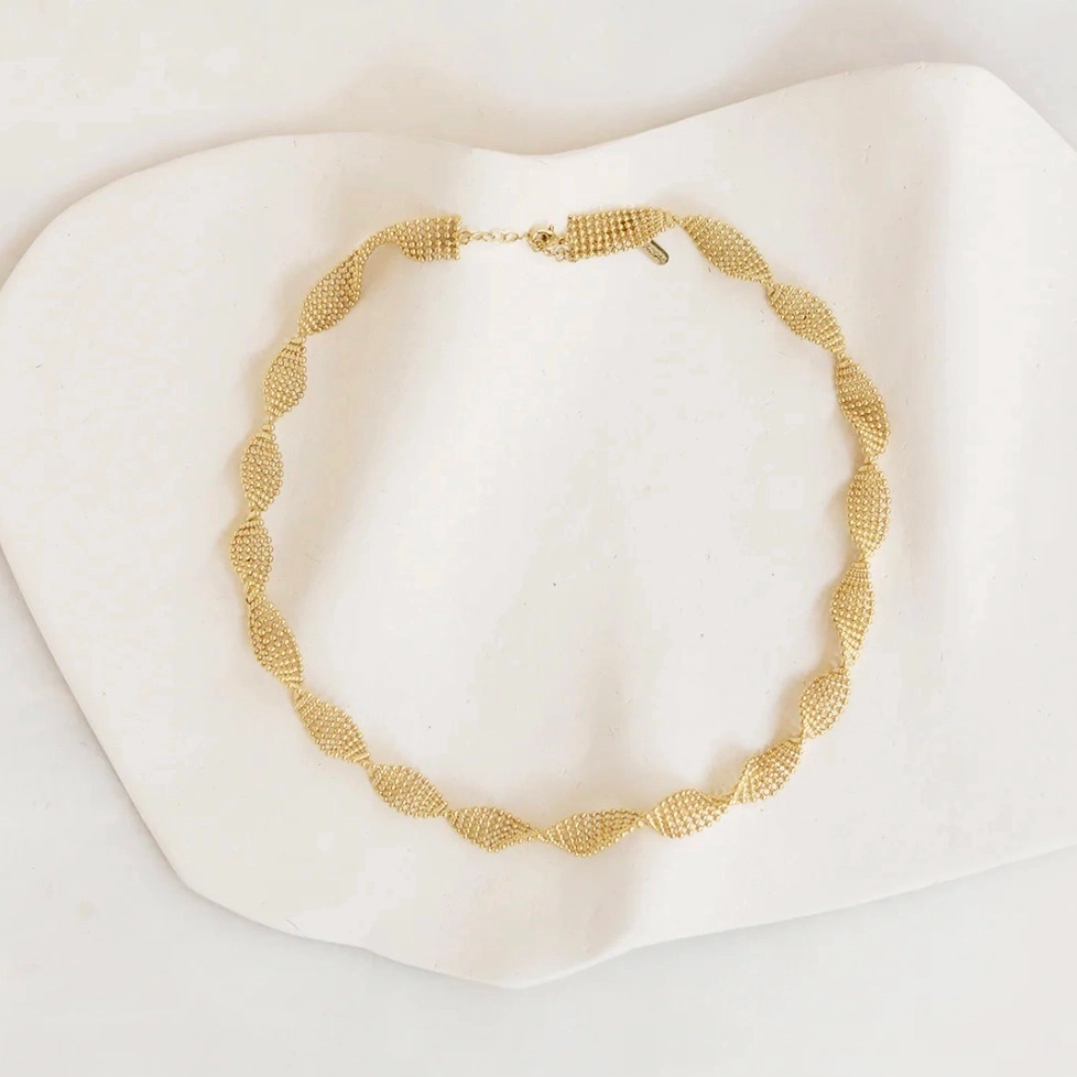 Deia puise son inspiration dans l’organique, de la flore marine aux végétaux grimpants. Chaque pièce est une surprise: lors du façonnage, les éléments fusionnent toujours de manière différente et génèrent de nouvelles formes aux contours aléatoires. Cette singularité précieuse se décline sur chaque bijou, avec des pièces souples qui épousent les courbes du corps et d’autres plus sculpturales. Une collection poétique et subtile.
Matériaux : laiton doré à l'or fin recyclé 24 carats
Poids: 13,34g
Tous nos bijoux sont garantis 2 ans
Pensé et fabriqué main à Paris
Livré dans son packaging individuel écologique.
Conseils d'entretien : évitez le contact avec l'eau et le parfum afin que le bijou conserve son éclat
Nos matières premières sont soigneusement sélectionnées et sans risques pour votre santé : elles ne contiennent ni plomb, ni nickel, ni cadmium, conformément à la législation.