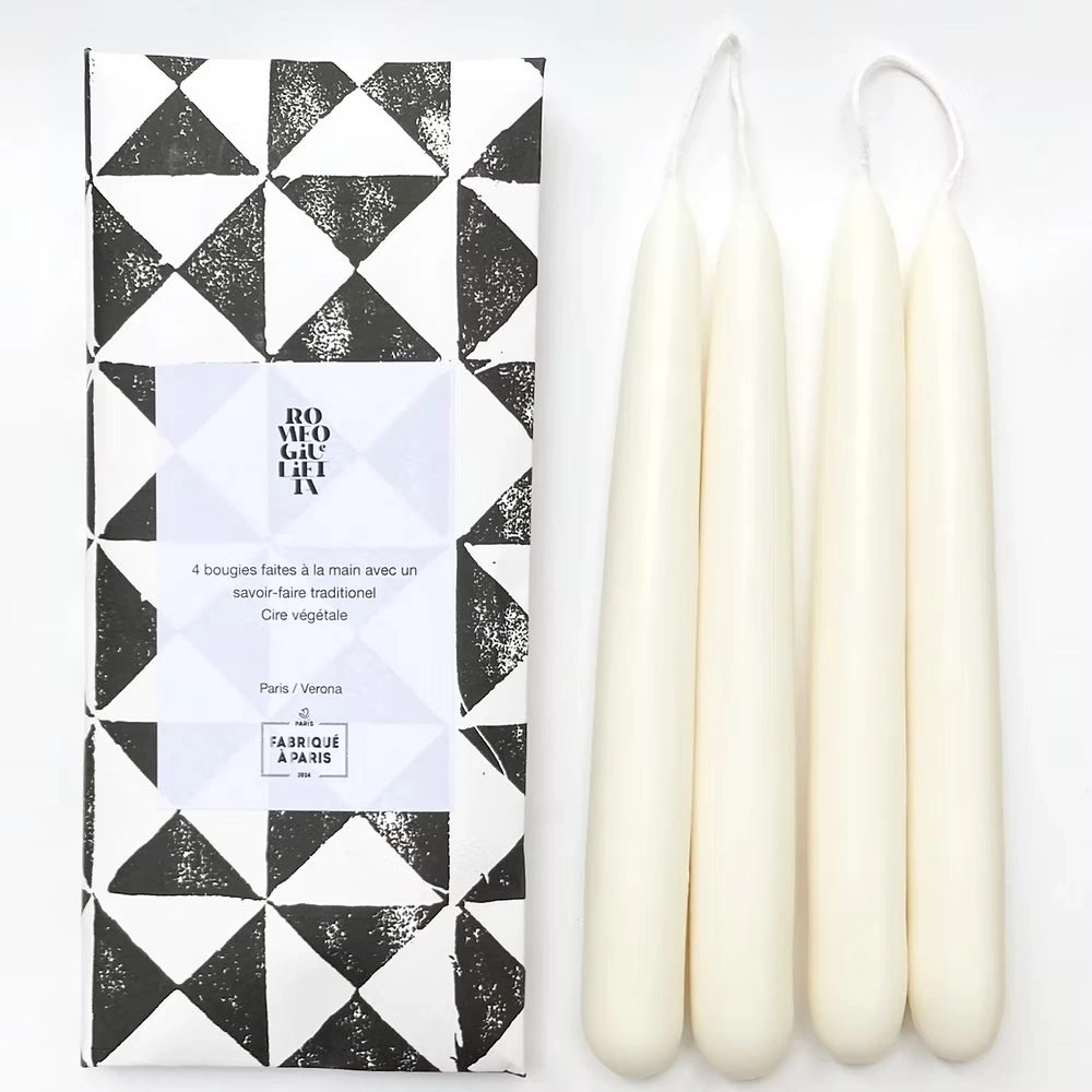 Chandelles blanches faites à la main par "trempage".
Cire végétale sans OGM.
Sans parfum.
D. 2,2 cm, L. 21 cm