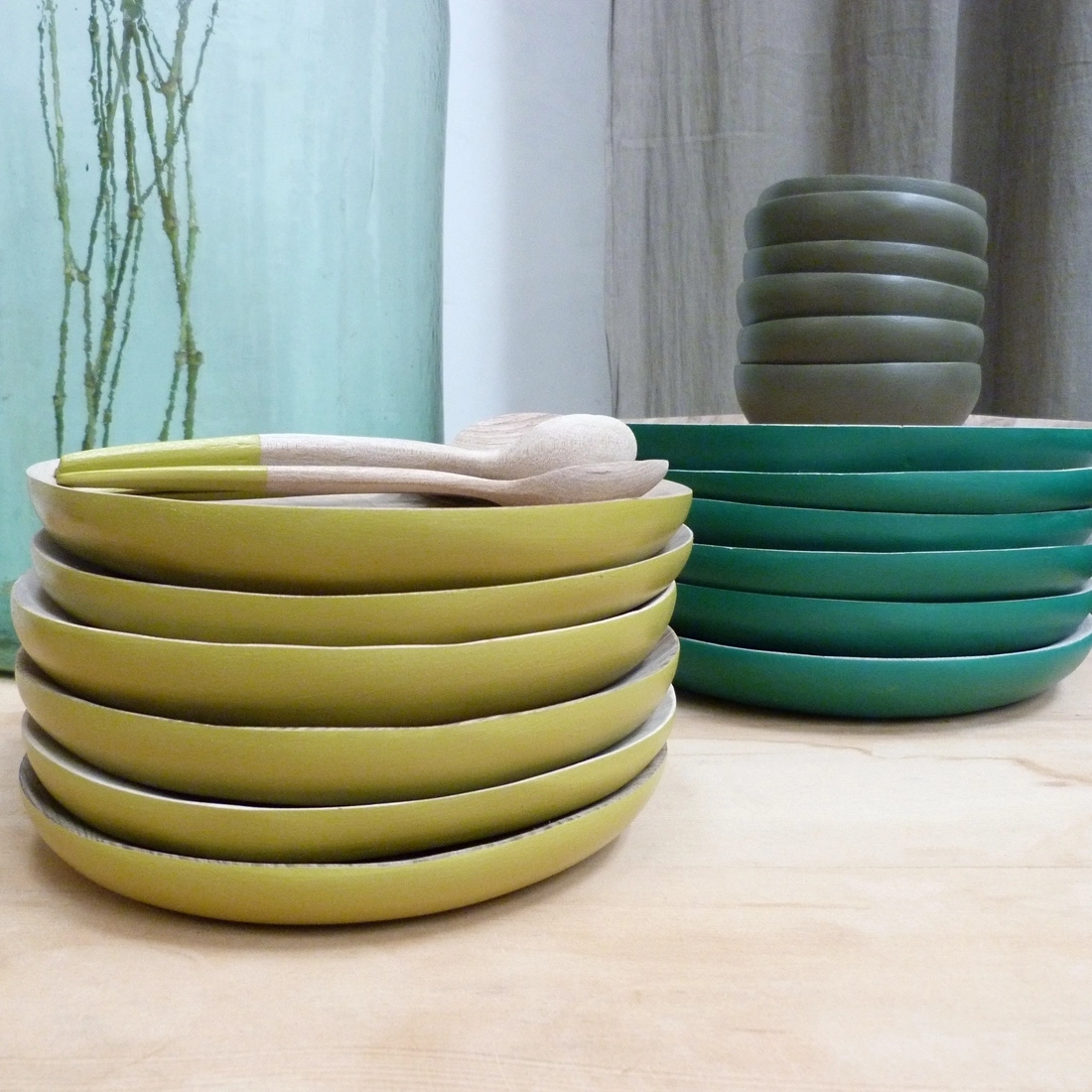 Cette série de vaisselle en noyer est fabriquée main par nos artisans et peinte par nos soins dans notre atelier.
Matière : Noyer
Couleur : 20 couleurs disponibles dans notre nuancier (à ecrire dans les notes).
Dimensions :
Diamètre : 17 cm
Diamètre : 21 cm