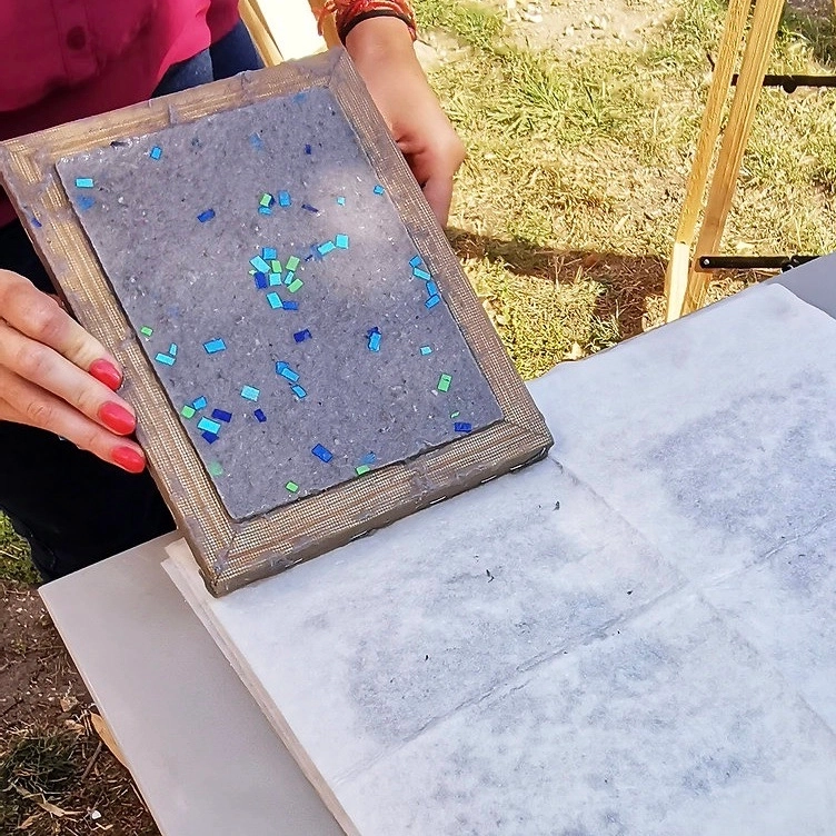 Initiation à la fabrication de papier : un atelier ludique, accessible aux enfants à partir de 7 ans. Une bonne idée de sortie en famille ou pour tous les curieux qui veulent mettre la main à la pâte. 2h.