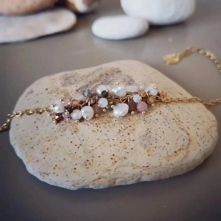 Bracelet en perles fines, pierres du soleil, quartz gris